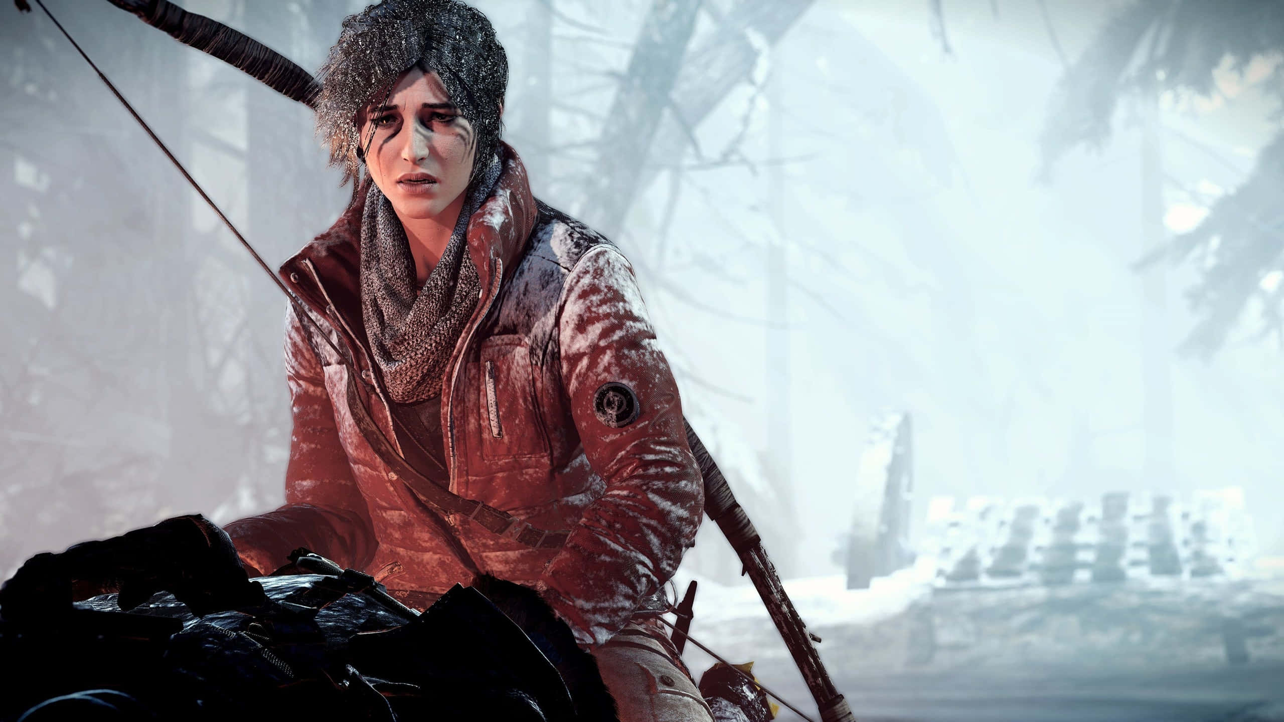 1440p Shadow Of The Tomb Raider 桌布 壁紙 — 一個堅定的倖存者在白雪覆蓋的森林中手持弓箭，戴著毛皮襯裡的帽子和結霜條紋的夾克。