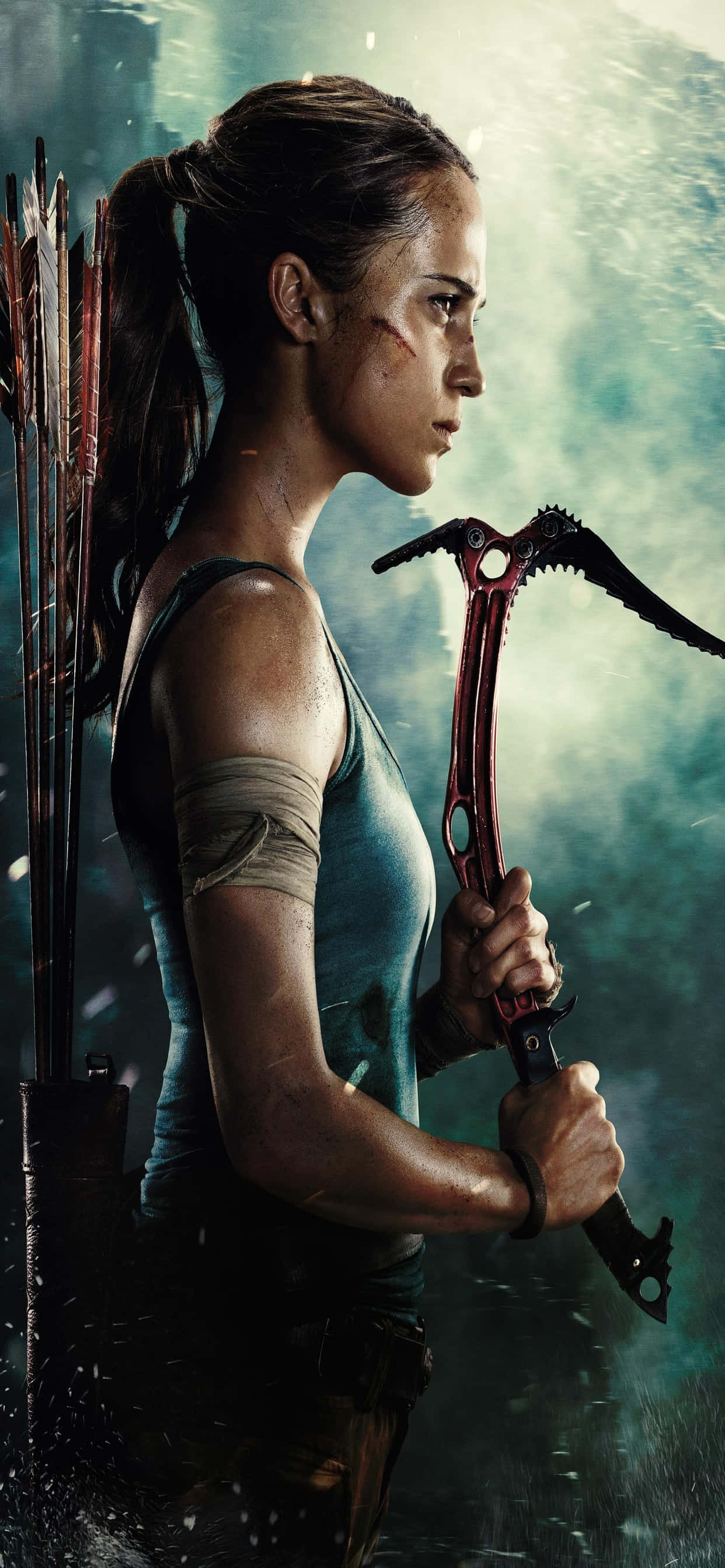 iPhone Xs Max Rise Of The Tomb Raider 桌布 壁紙 — 一個堅定的冒險家，帶著攀岩斧和箭袋，站在霧氣瀰漫、崎嶇的地形中，在戲劇性的燈光下。