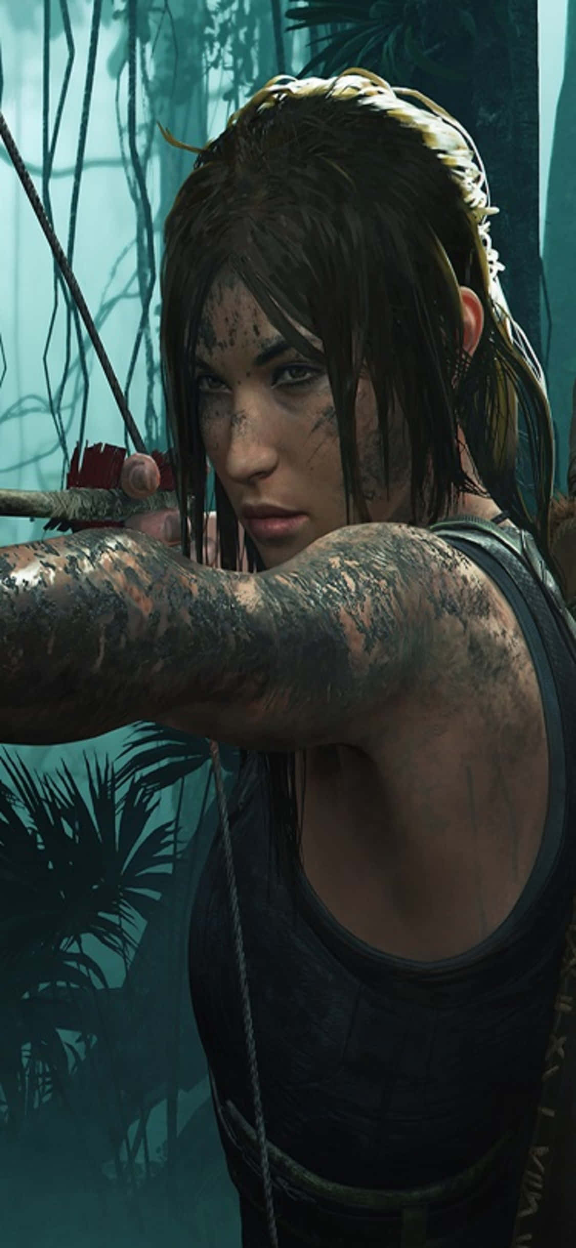 iPhone X Shadow Of The Tomb Raider 桌布 壁紙 — 一個堅定的冒險家，皮膚沾滿泥濘，在茂密的叢林中拉弓，周圍是高聳的樹木和迷霧。
