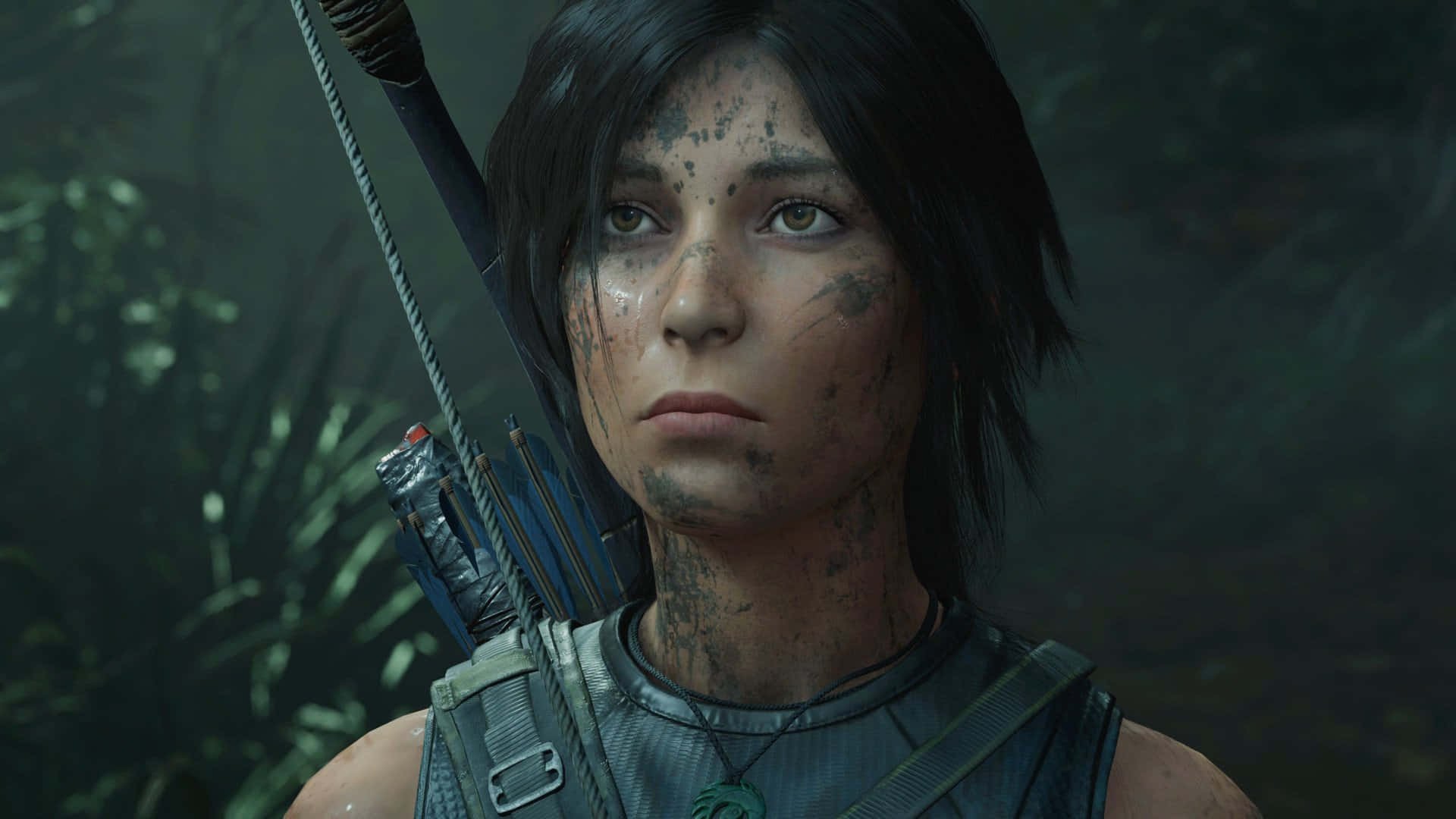 Best Shadow Of The Tomb Raider 桌布 壁紙 — 一個堅定的冒險家，臉上沾滿泥巴，肩上掛著弓，站在茂密的叢林中。