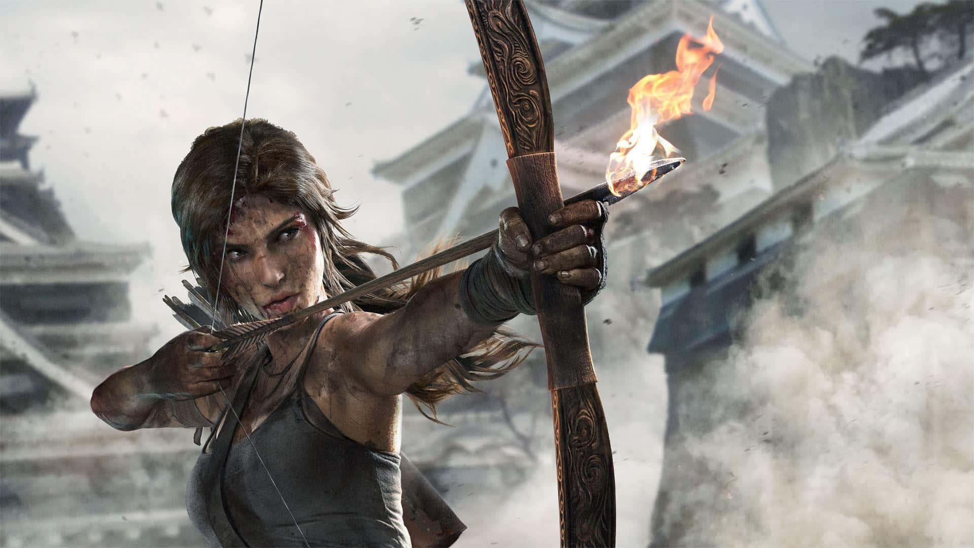 1080p Shadow Of The Tomb Raider 桌布 壁紙 — 一個堅定的冒險家在煙霧瀰漫的古老廢墟中，拉弓射出一支火焰箭，周圍是 crumbling 的石頭建築。