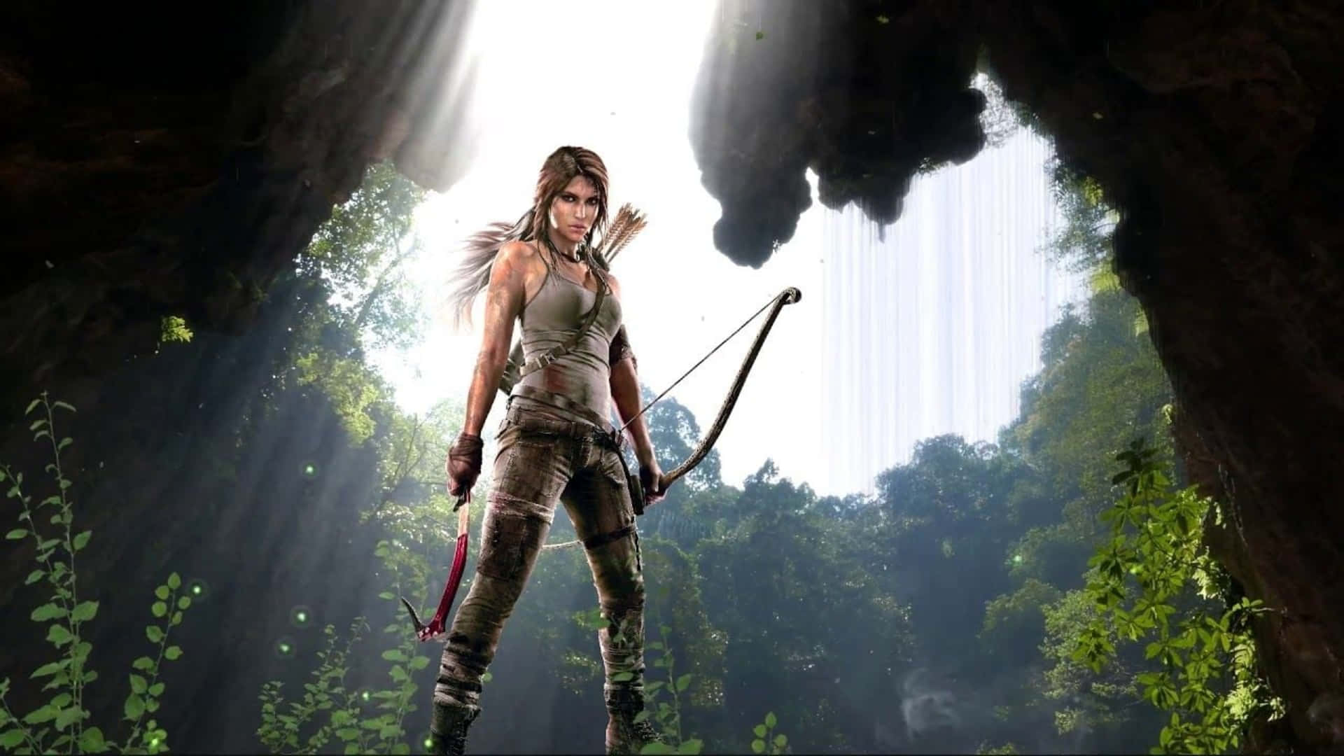 1080p Shadow Of The Tomb Raider 桌布 壁紙 — 一個堅定的冒險者站在叢林洞穴中，手持弓箭和刀，陽光從上方的開口照射進來。