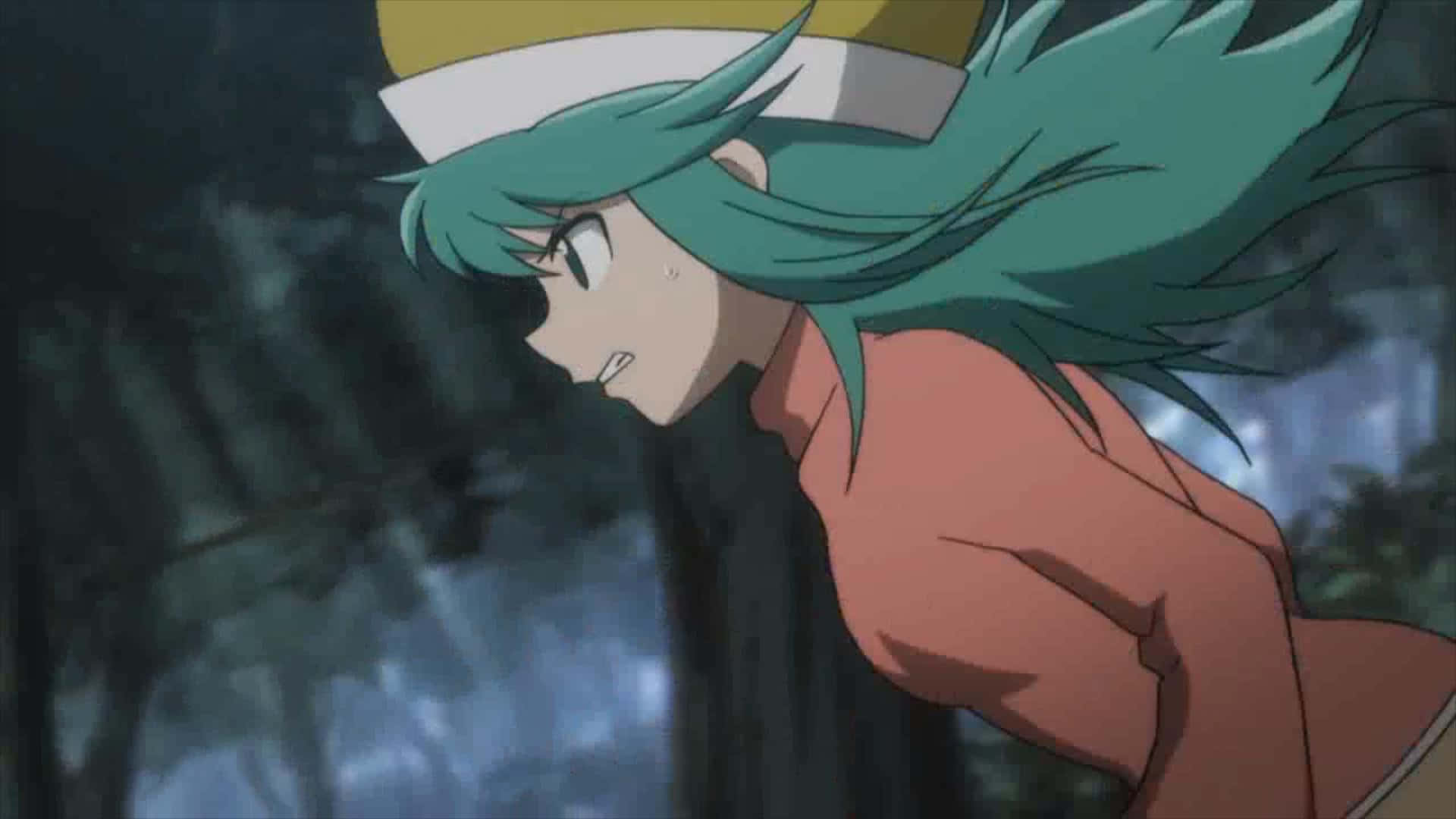 Hunter X Hunter Ponzu 桌布 壁紙 — 一個堅定的動漫女孩，擁有青綠色頭髮和黃色帽子，在黃昏時分穿過霧氣瀰漫的森林奔跑。