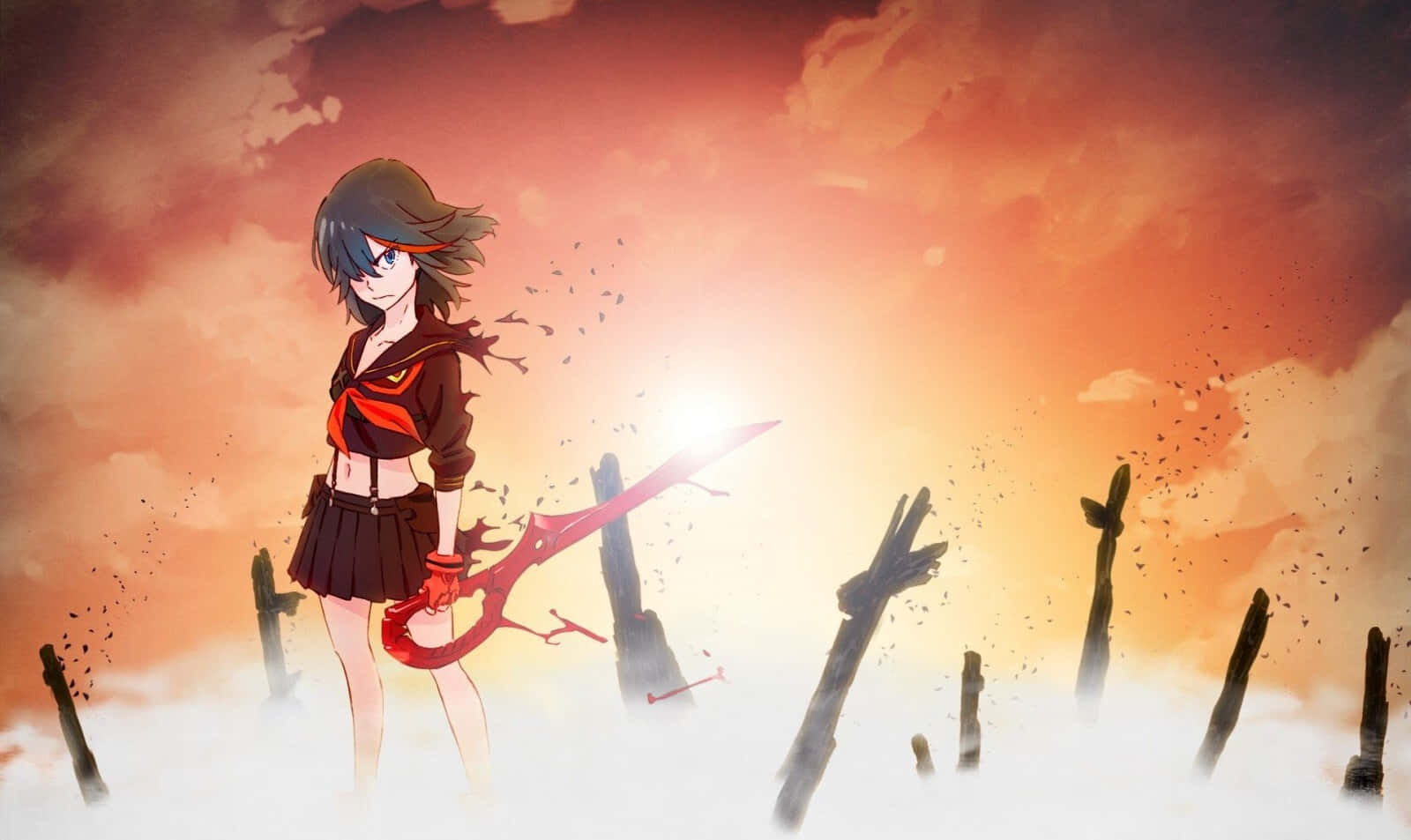 Kill La Kill Senketsu 桌布 壁紙 — 一個堅定的動漫女孩，深色頭髮，在火紅的夕陽天空下，在破碎的木柱之間揮舞著一把發光的紅色劍。
