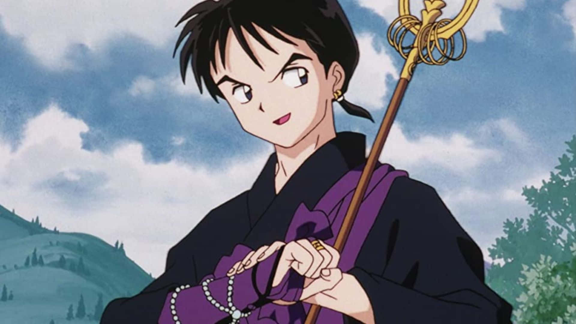 Miroku 桌布 壁紙 — 一個堅定的動漫女孩，穿著黑色和紫色的和服，手持金色法杖，背景是陰雲密布的天空和起伏的丘陵。