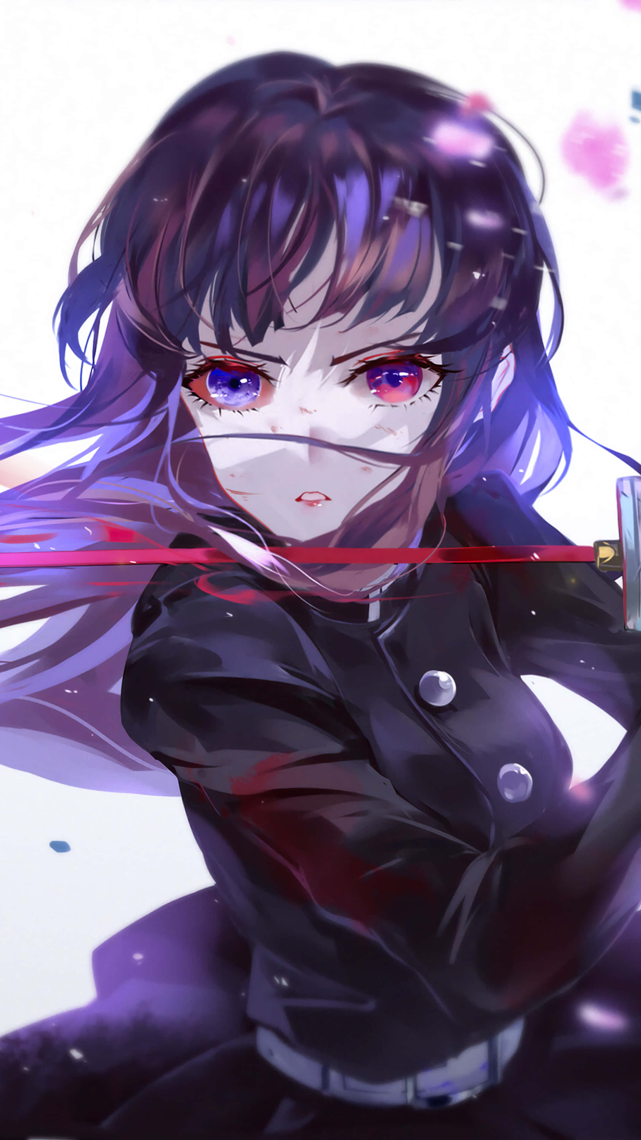 Demon Slayer Kanao 桌布 壁紙 — 一個堅定的動漫女孩，紫色頭髮，發光的眼睛，在柔和的粉紅色和白色背景下揮舞著一把紅劍。