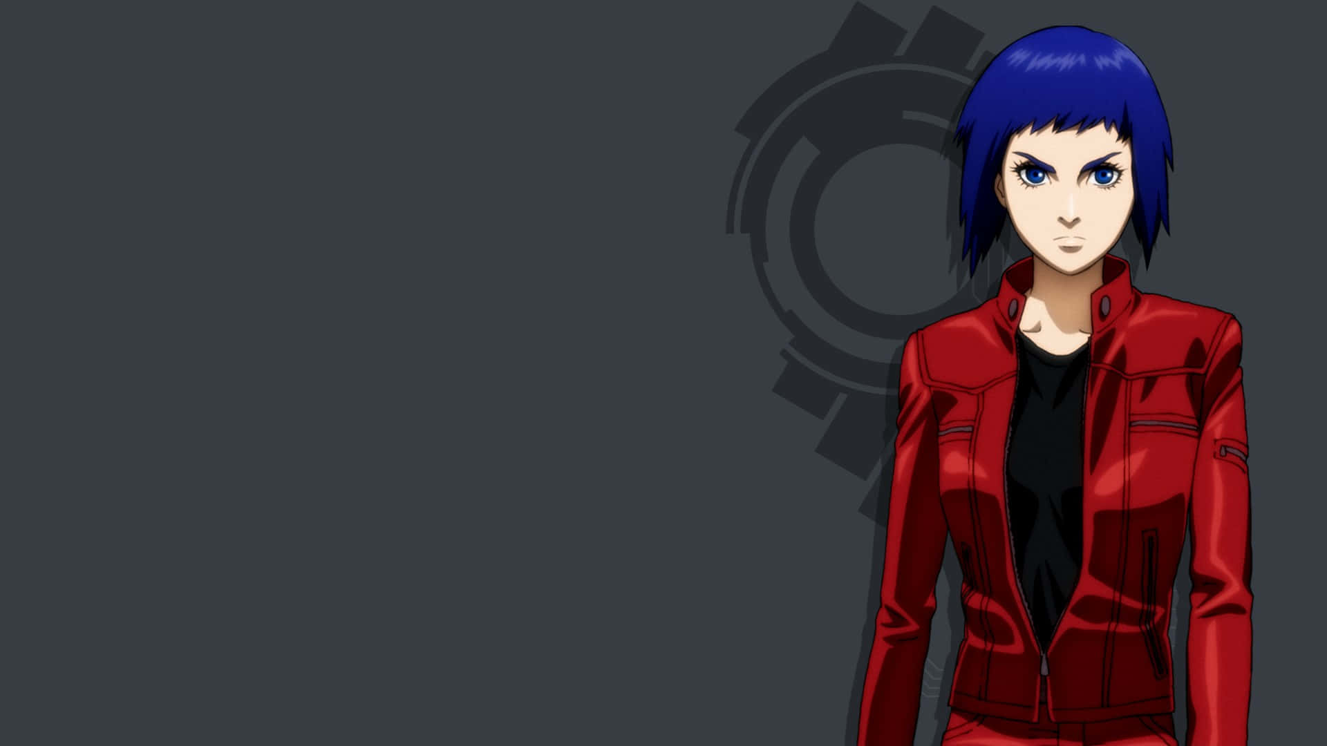 Motoko Kusanagi 桌布 壁紙 — 一個堅定的動漫女孩，藍色頭髮和紅色外套，站在帶有齒輪符號的深灰色背景前。
