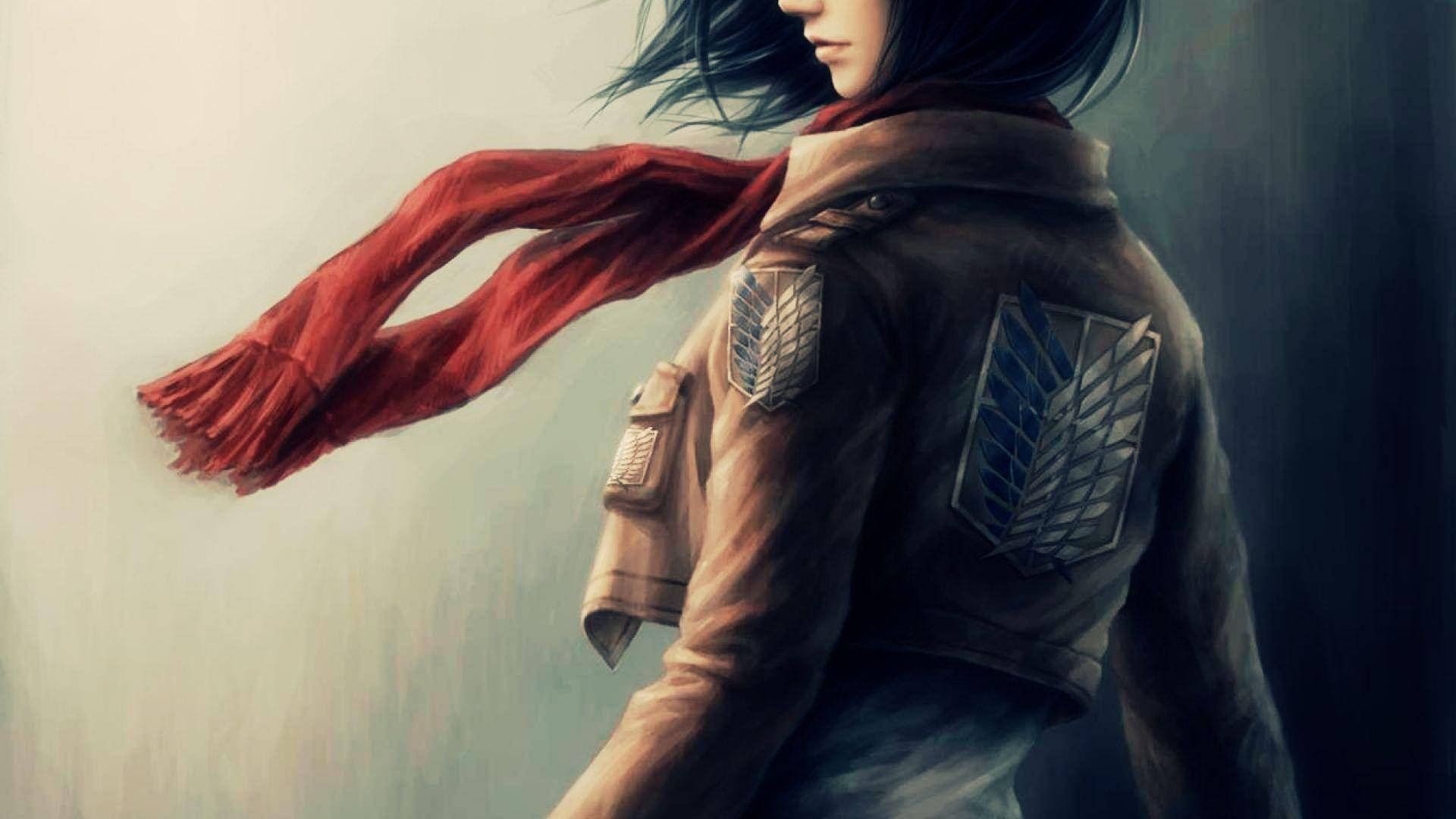 Mikasa 桌布 壁紙 — 一個堅定的動漫女孩，身穿帶有翅膀徽章的棕色外套，飄揚著紅色圍巾，站在柔和的光線中。