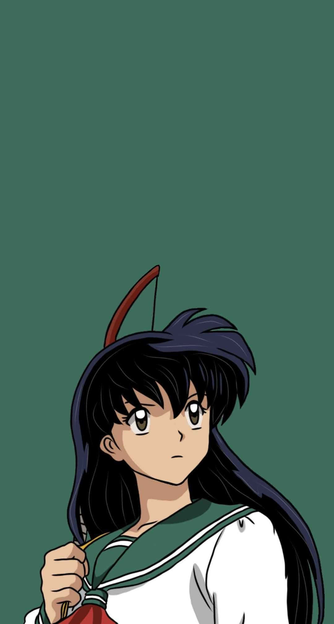 Kagome Higurashi 桌布 壁紙 — 一個堅定的動漫女孩，長長的黑髮和紅色箭頭髮夾，穿著綠色水手服，在純青色背景前凝視前方。