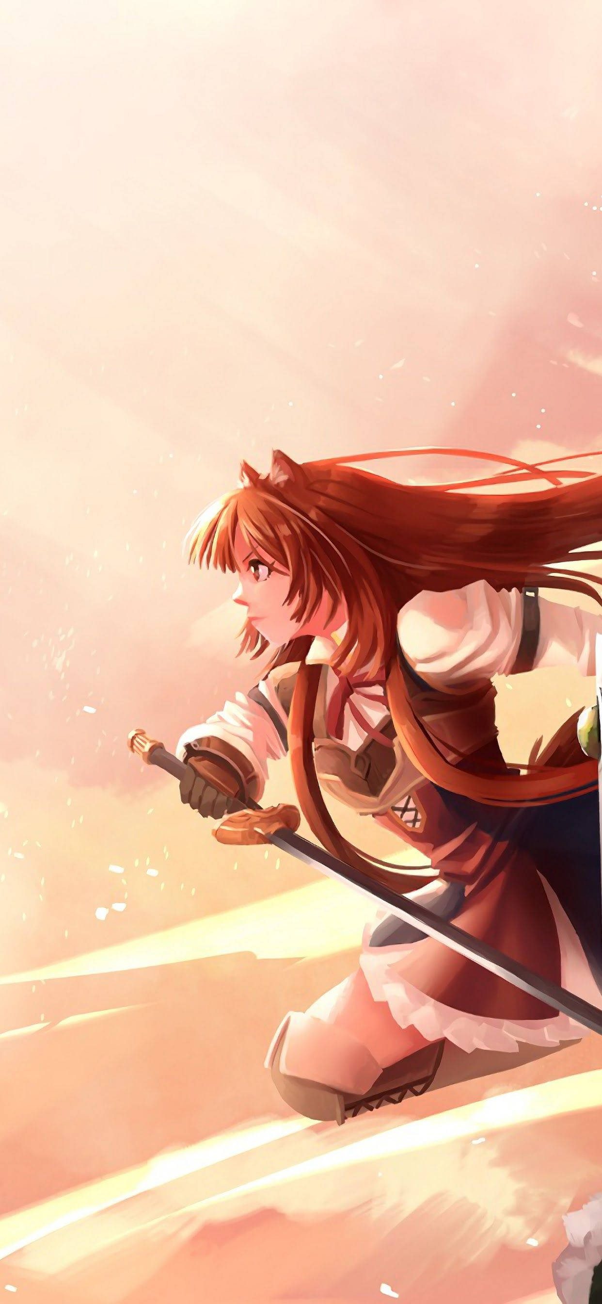 Raphtalia 桌布 壁紙 — 一個堅定的動漫女孩，飄逸的紅髮，在柔和發光的日落背景下揮舞著劍。