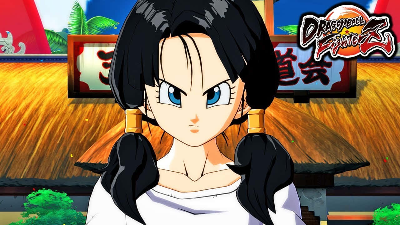 Videl 桌布 壁紙 — 一個堅定的動漫女孩，黑色雙馬尾和藍色眼睛，在七龍珠鬥士Z的場景中向前凝視，背景有茅草屋頂和熱帶植物。