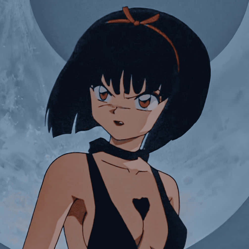 Inuyasha Yura 桌布 壁紙 — 一個堅定的動漫女孩，黑色鮑伯頭和橙色眼睛，在月光背景下兇猛地凝視。