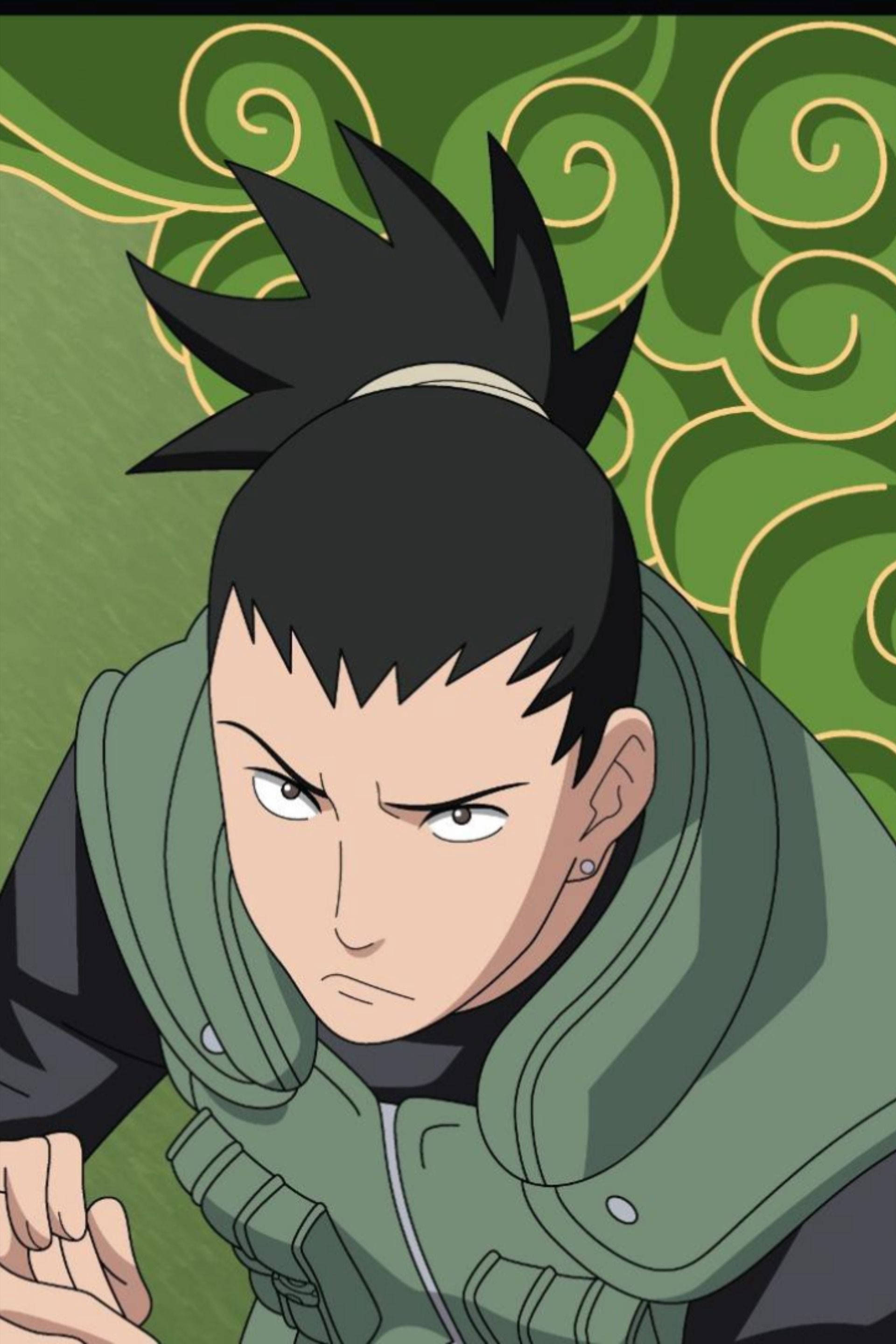 Shikamaru 桌布 壁紙 — 一個堅定的動漫忍者，擁有尖刺黑髮和綠色背心，在旋轉的綠色和金色圖案背景前強烈凝視。