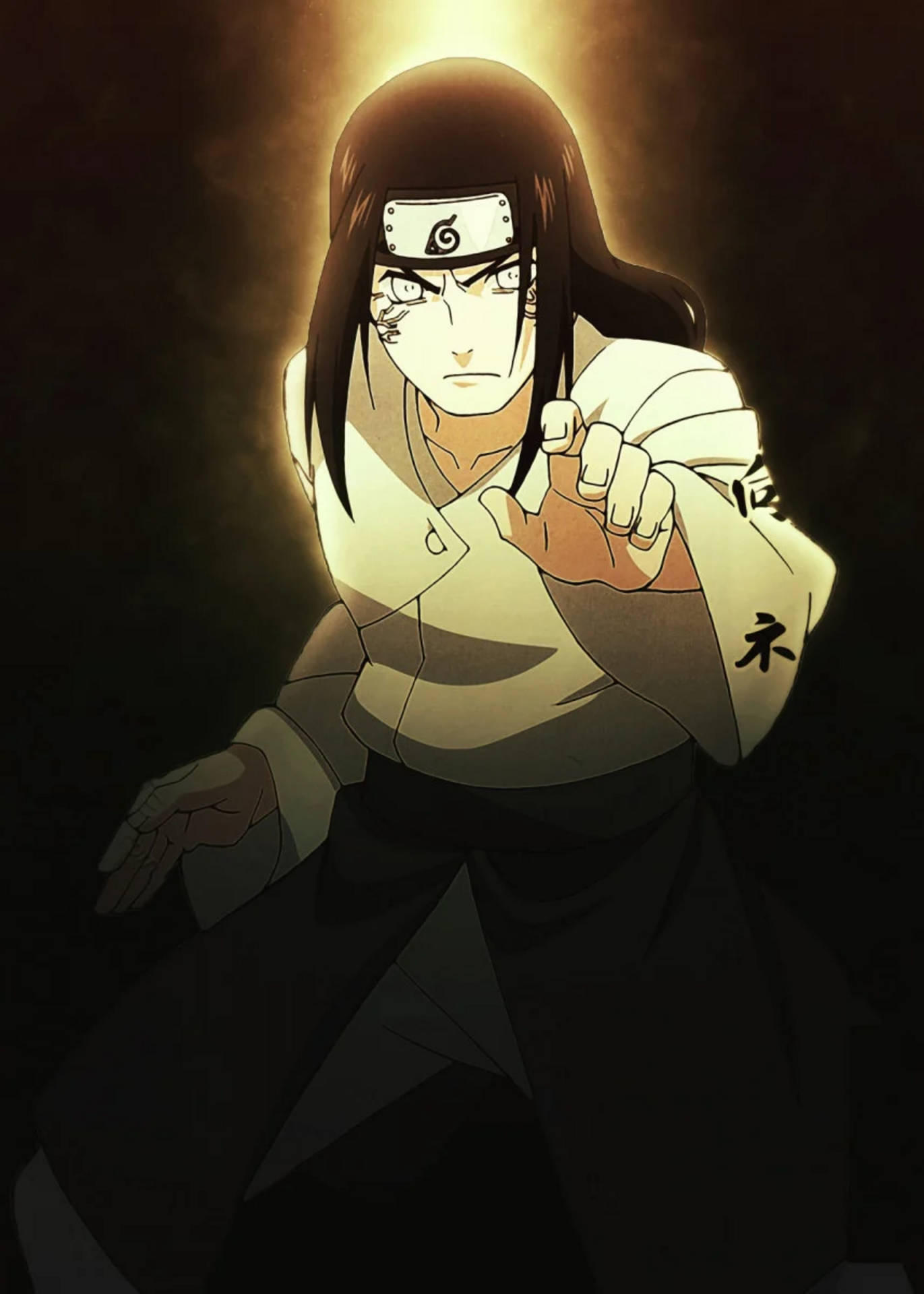 Neji 桌布 壁紙 — 一個堅定的動漫忍者，眼睛發光，頭戴頭帶，在黑暗背景下以戲劇性的金色光線姿勢引導查克拉。