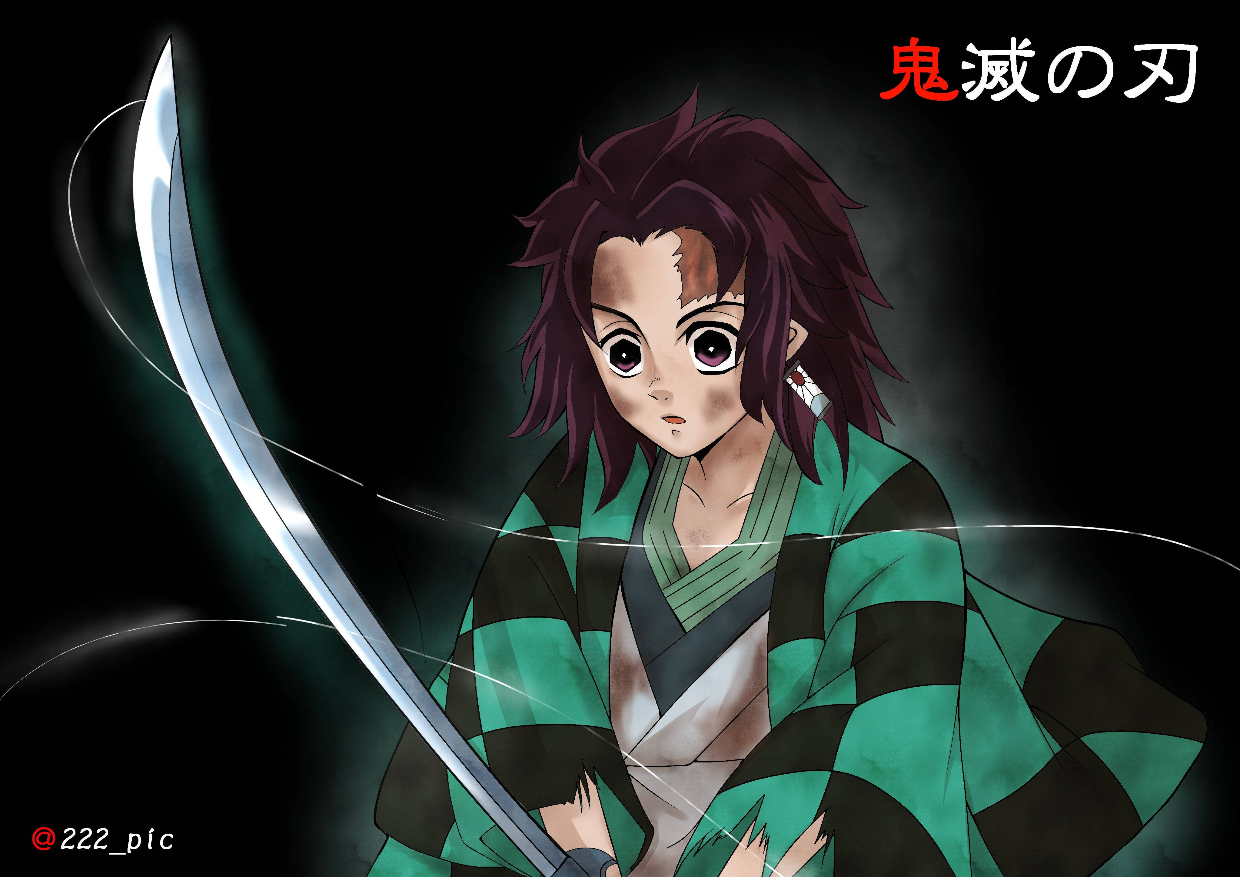 炭治郎 桌布 壁紙 — 一個堅定的動漫戰士，擁有尖刺的紫色頭髮和綠色條紋和服，在黑暗背景下手持發光的劍。