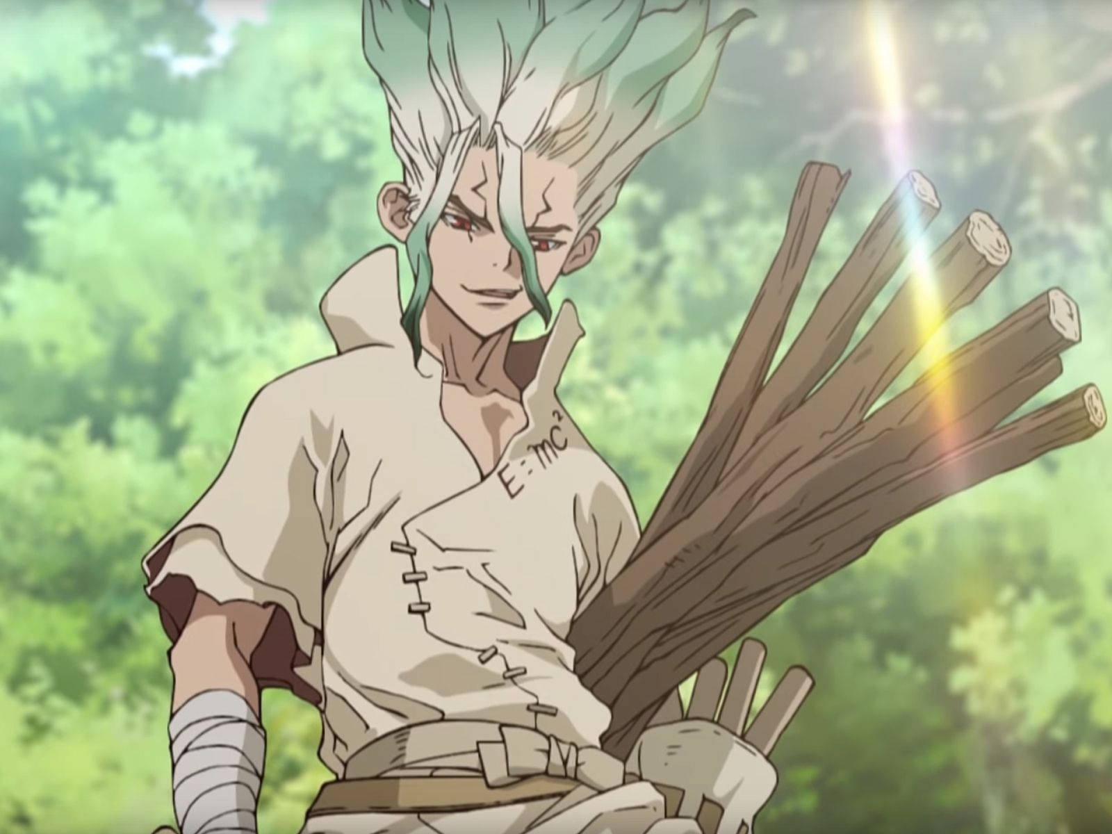 Dr Stone 桌布 壁紙 — 一個堅定的動漫戰士，擁有尖刺的綠色和白色頭髮，在陽光明媚的森林背景下抱著一捆木製長矛。