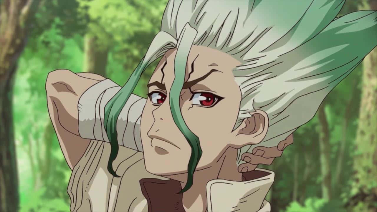 Dr.STONE 新石紀 桌布 壁紙 — 一個堅定的動漫戰士，擁有綠色和白色的頭髮和紅色的眼睛，站在陽光明媚的森林中，緊握武器。