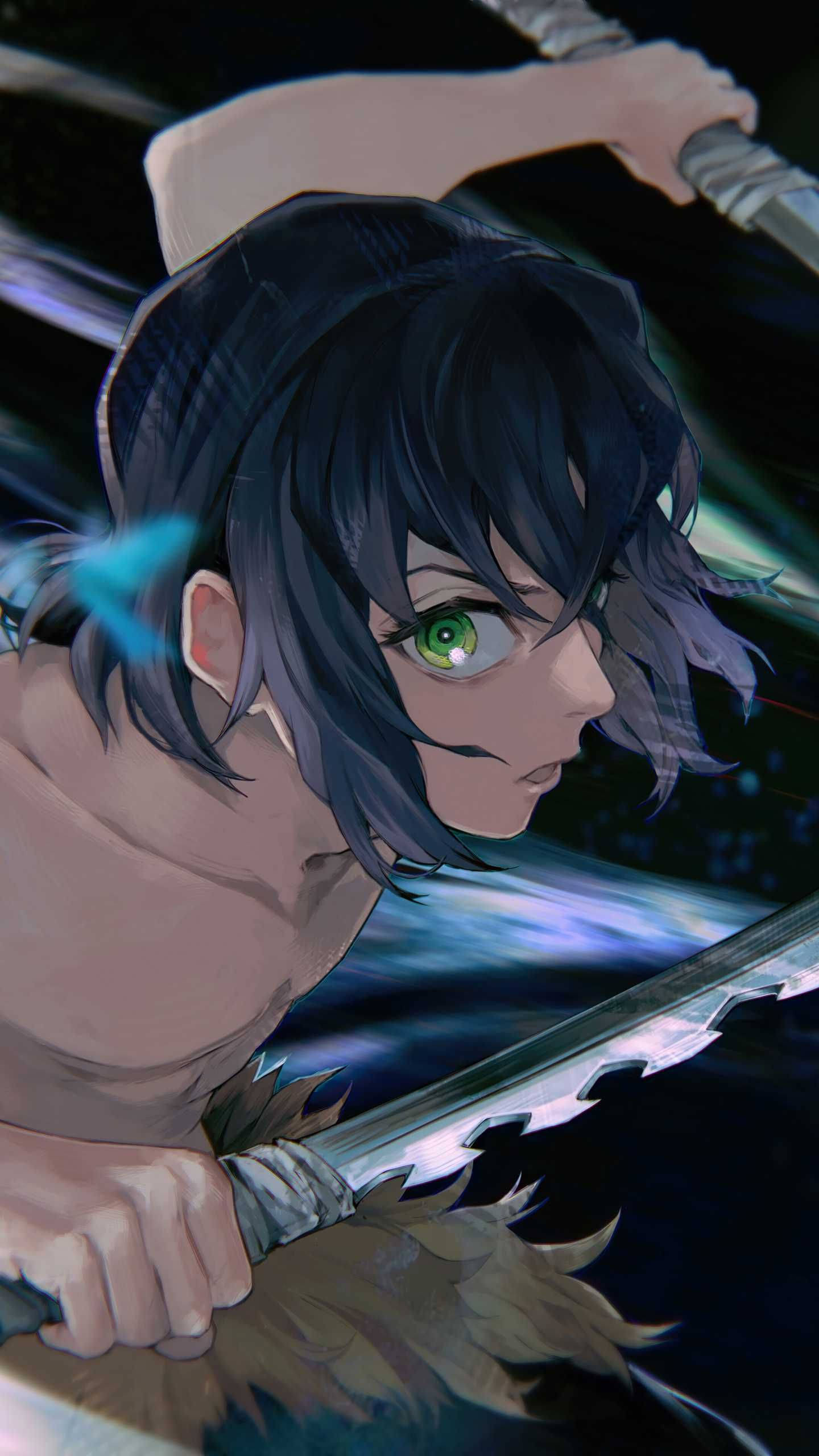 Demon Slayer Inosuke 桌布 壁紙 — 一個堅定的動漫戰士，擁有綠色眼睛和深色頭髮，在深藍色動態模糊背景中握劍作戰。