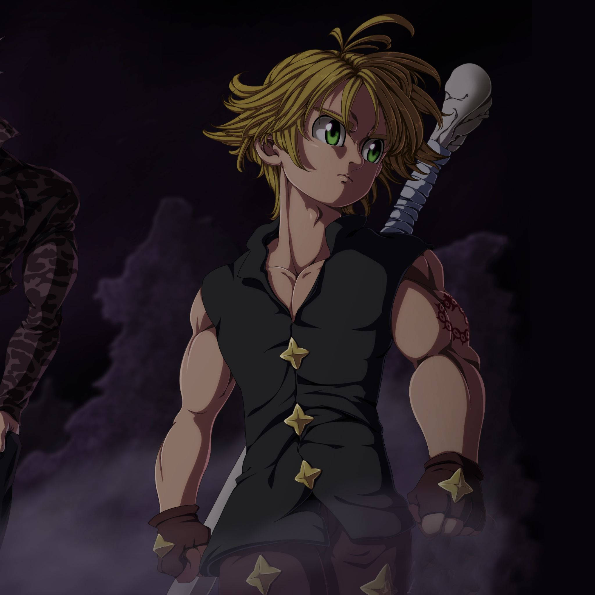 Meliodas 桌布 壁紙 — 一個堅定的動漫戰士，有著尖刺金髮和綠色眼睛，手持劍，穿著黑色星飾服裝，背景是黑暗煙霧繚繞。