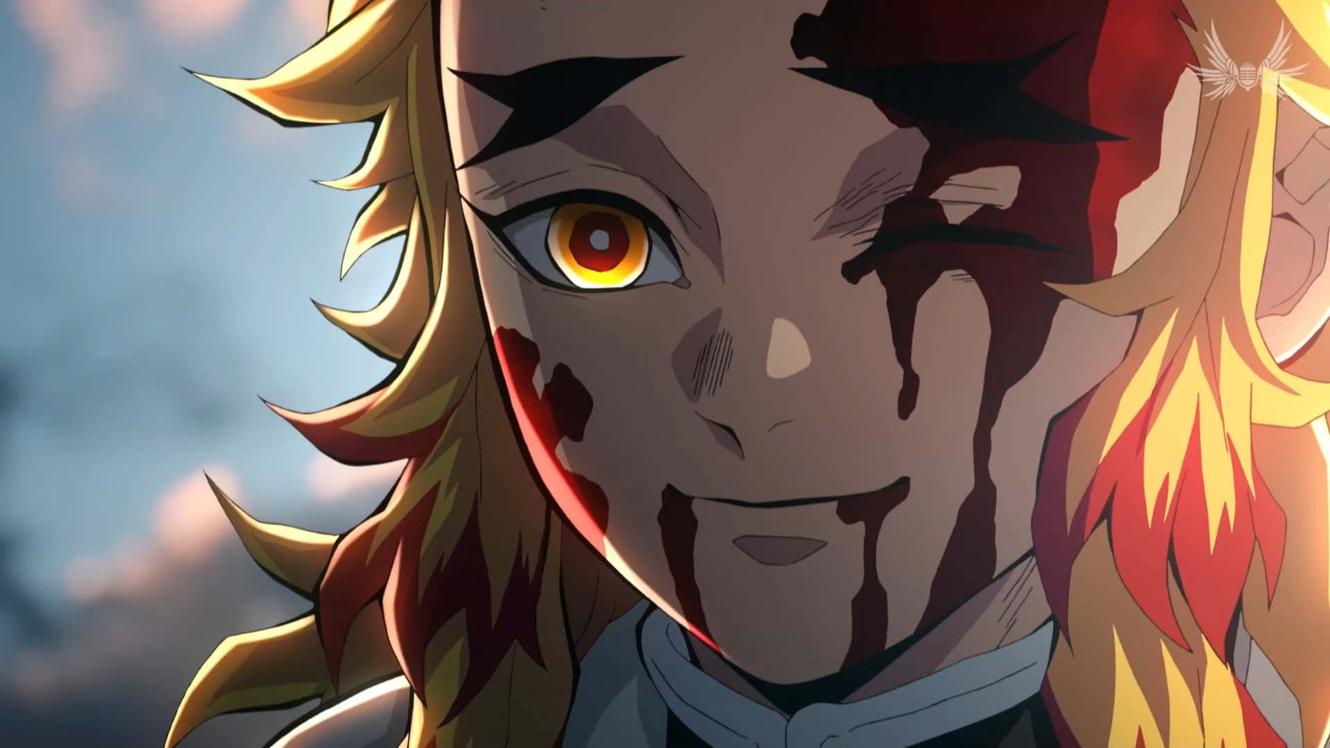 Rengoku Death 桌布 壁紙 — 一個堅定的動漫戰士，有著火熱的金髮和臉上的血痕，在陰雲密布的天空下強烈地凝視著。