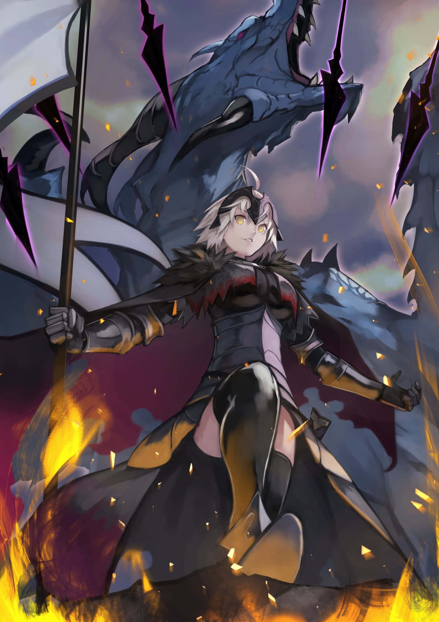 Fate/Grand Order 桌布 壁紙 — 一個堅定的動漫戰士，白髮閃爍的眼睛，在火花和烏雲中揮舞長矛對抗巨大的藍龍。