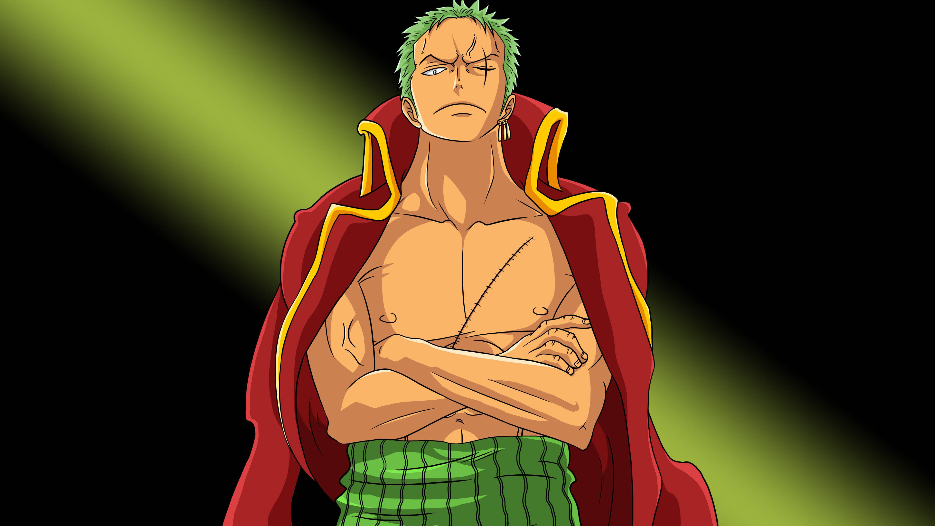 Roronoa 桌布 壁紙 — 一個堅定的動漫戰士，綠色頭髮和紅色斗篷，在黑色背景下的發光綠色聚光燈下交叉雙臂站立。