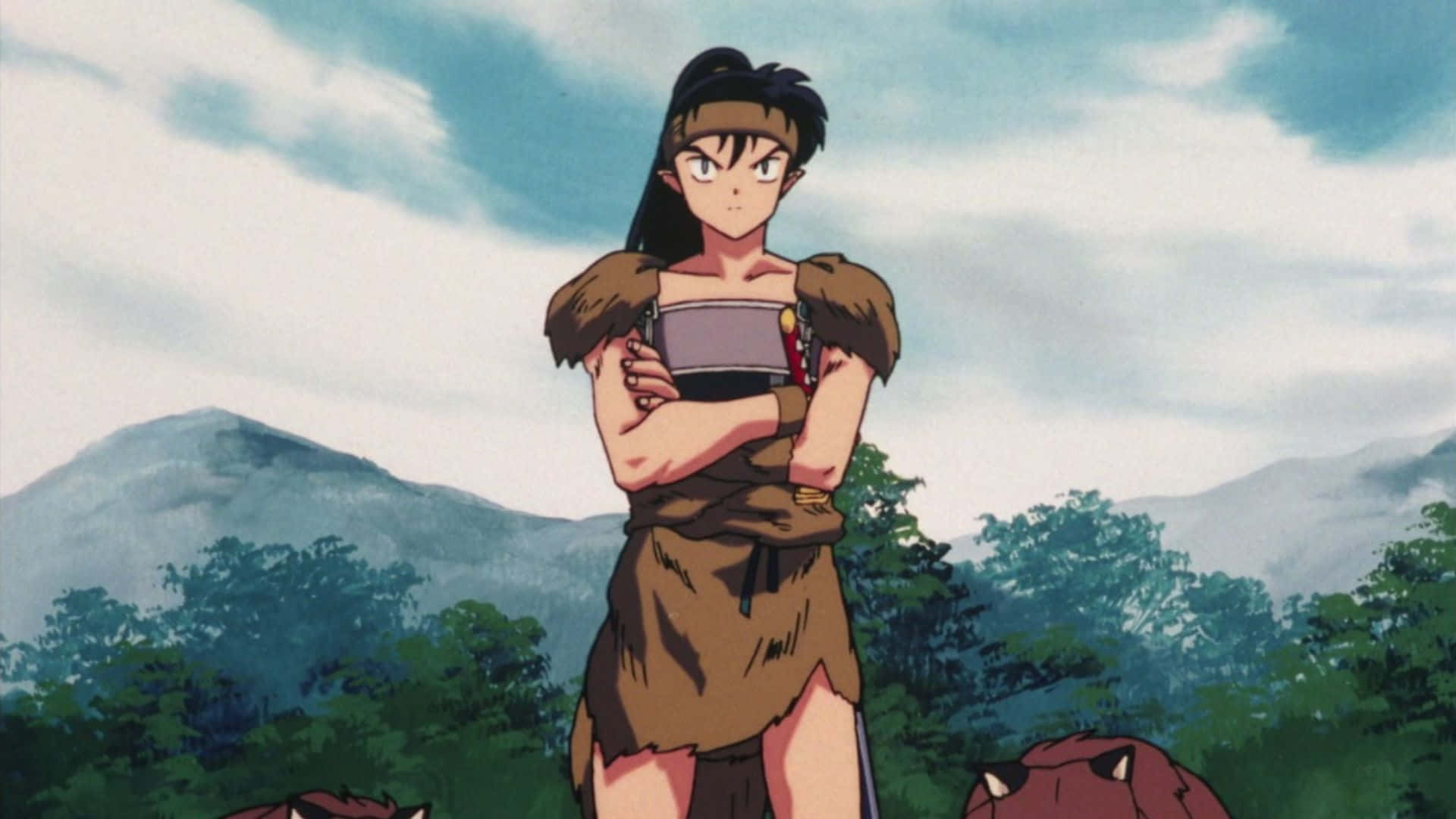 Inuyasha Koga 桌布 壁紙 — 一個堅定的動漫戰士在多雲天空下的森林山谷中交叉雙臂站立。