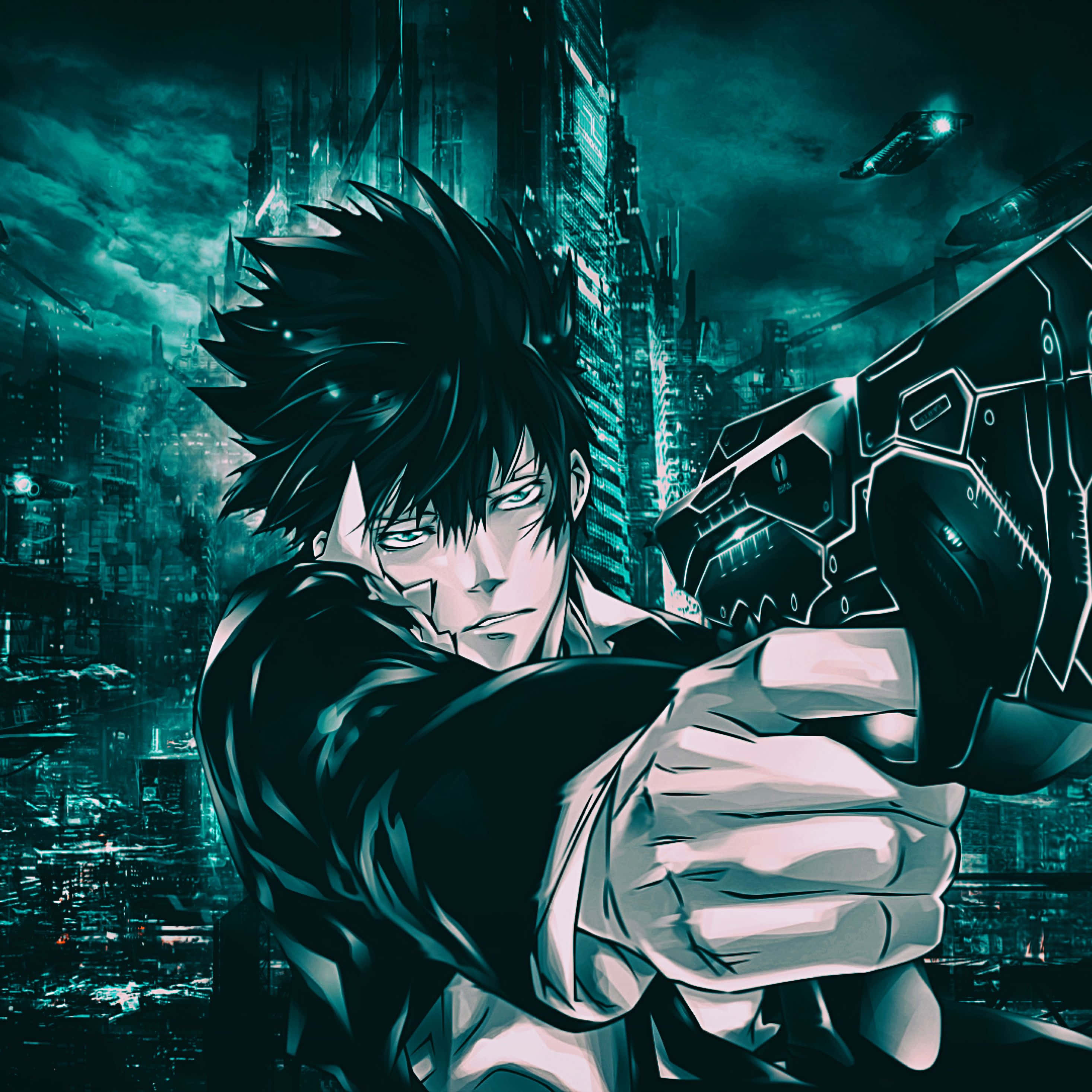Shinya Kogami 桌布 壁紙 — 一個堅定的動漫戰士在暴風雨般的青綠色天空下，用未來武器瞄準霓虹燈光下的賽博龐克城市景觀。
