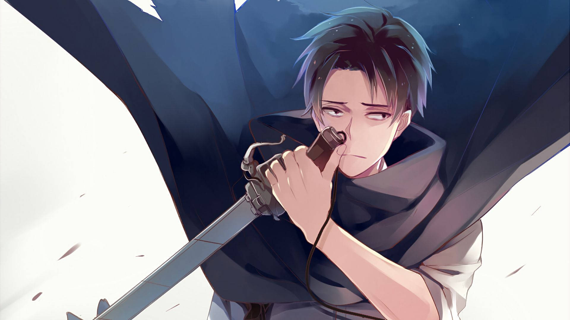 Levi 桌布 壁紙 — 一個堅定的動漫戰士握著劍，黑色斗篷在他身後飄揚，背景是鮮明的白色和藍色。