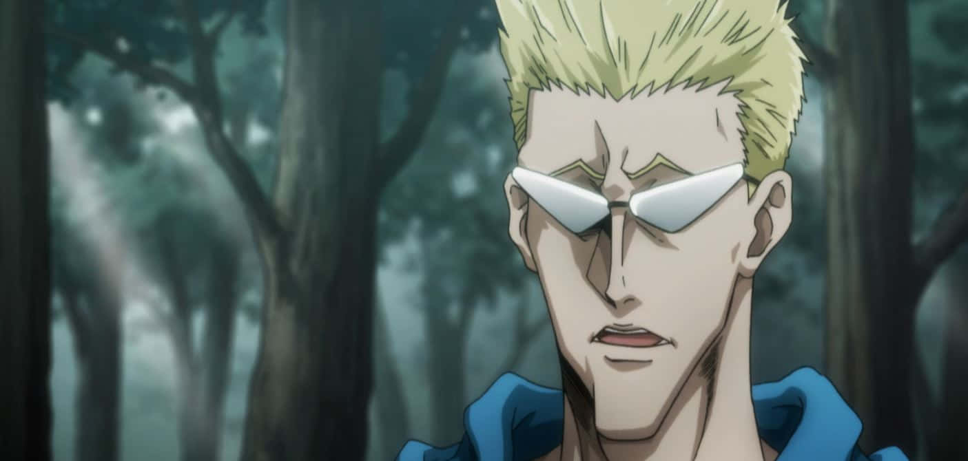 Genthru 桌布 壁紙 — 一個堅定的動漫男子，擁有尖刺金髮和白色太陽眼鏡，站在迷霧森林中，身穿藍色外套。