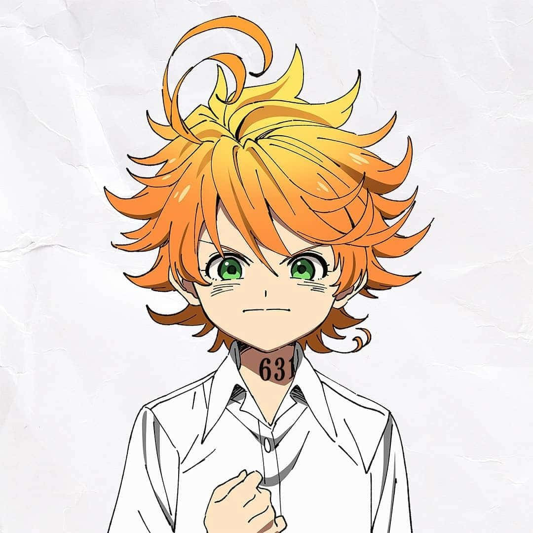 動漫 桌布 壁紙 — 一個堅定的動漫男孩，擁有尖刺的橙色頭髮和綠色眼睛，穿著帶有編號領子的白色襯衫，背景是皺巴巴的紙張。