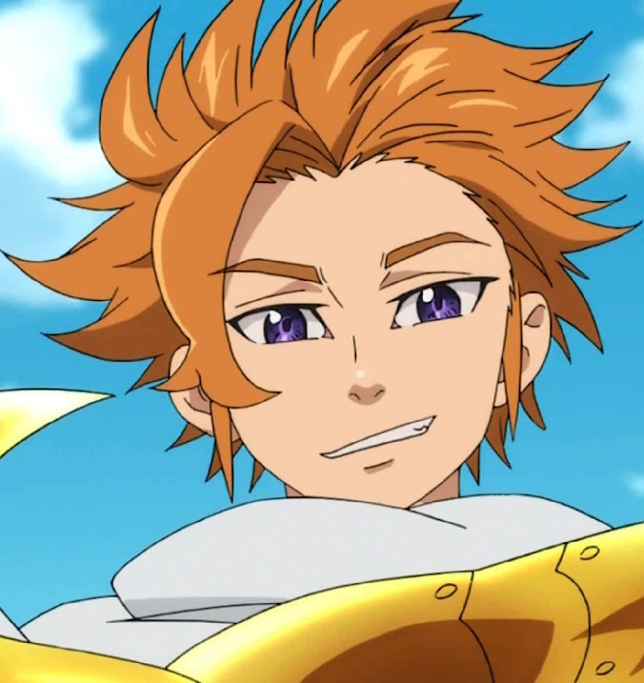 Seven Deadly Sins Arthur Pendragon 桌布 壁紙 — 一個堅定的動漫男孩，擁有尖刺的橙色頭髮和紫色眼睛，穿著金色盔甲，背景是明亮的藍天。