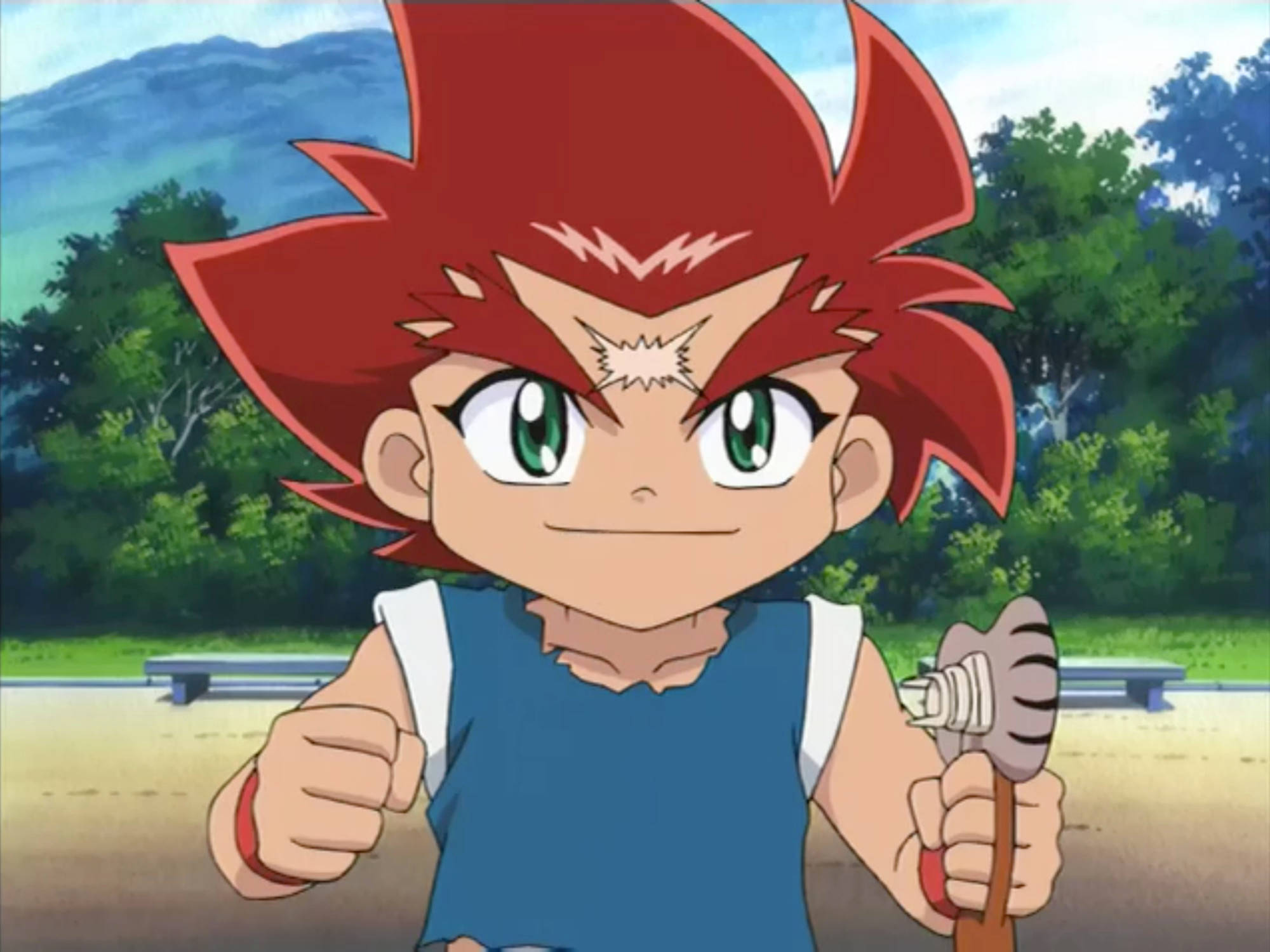 Beyblade 桌布 壁紙 — 一個堅定的動漫男孩，擁有尖刺紅髮和綠色眼睛，在戶外靠近樹木和長椅的地方緊握戰鬥發射器。