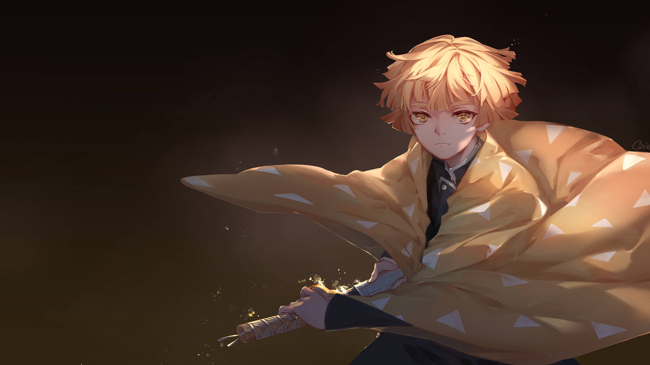 Demon Slayer Zenitsu 桌布 壁紙 — 一個堅定的動漫男孩，擁有尖刺金髮，在黑暗背景下的溫暖聚光燈下揮舞著發光的劍。