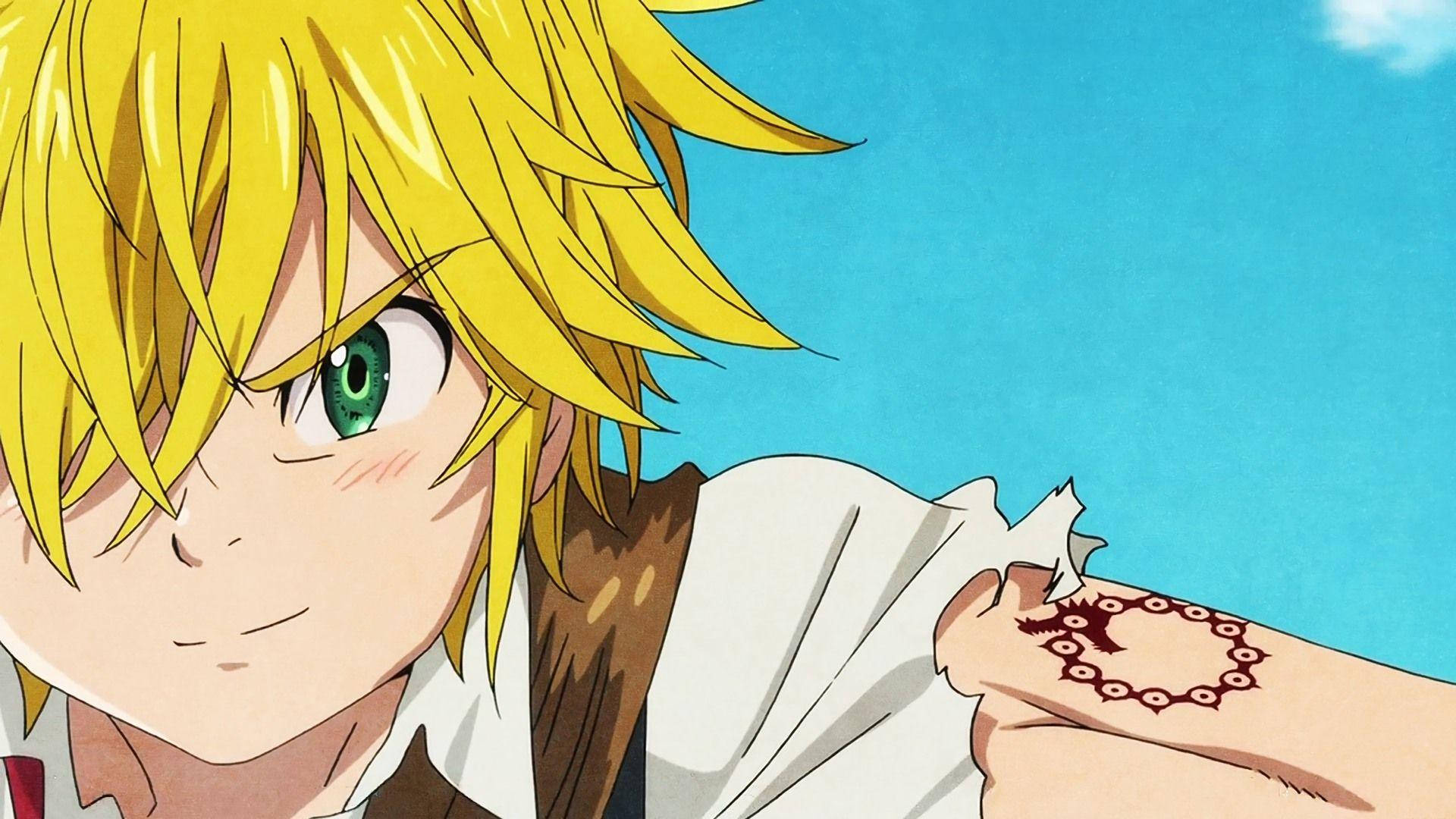 Meliodas 桌布 壁紙 — 一個堅定的動漫男孩，有著刺刺的金色頭髮和綠色眼睛，在清澈的藍天下展示了一隻帶有紅色圓形紋身的血淋淋的手臂。