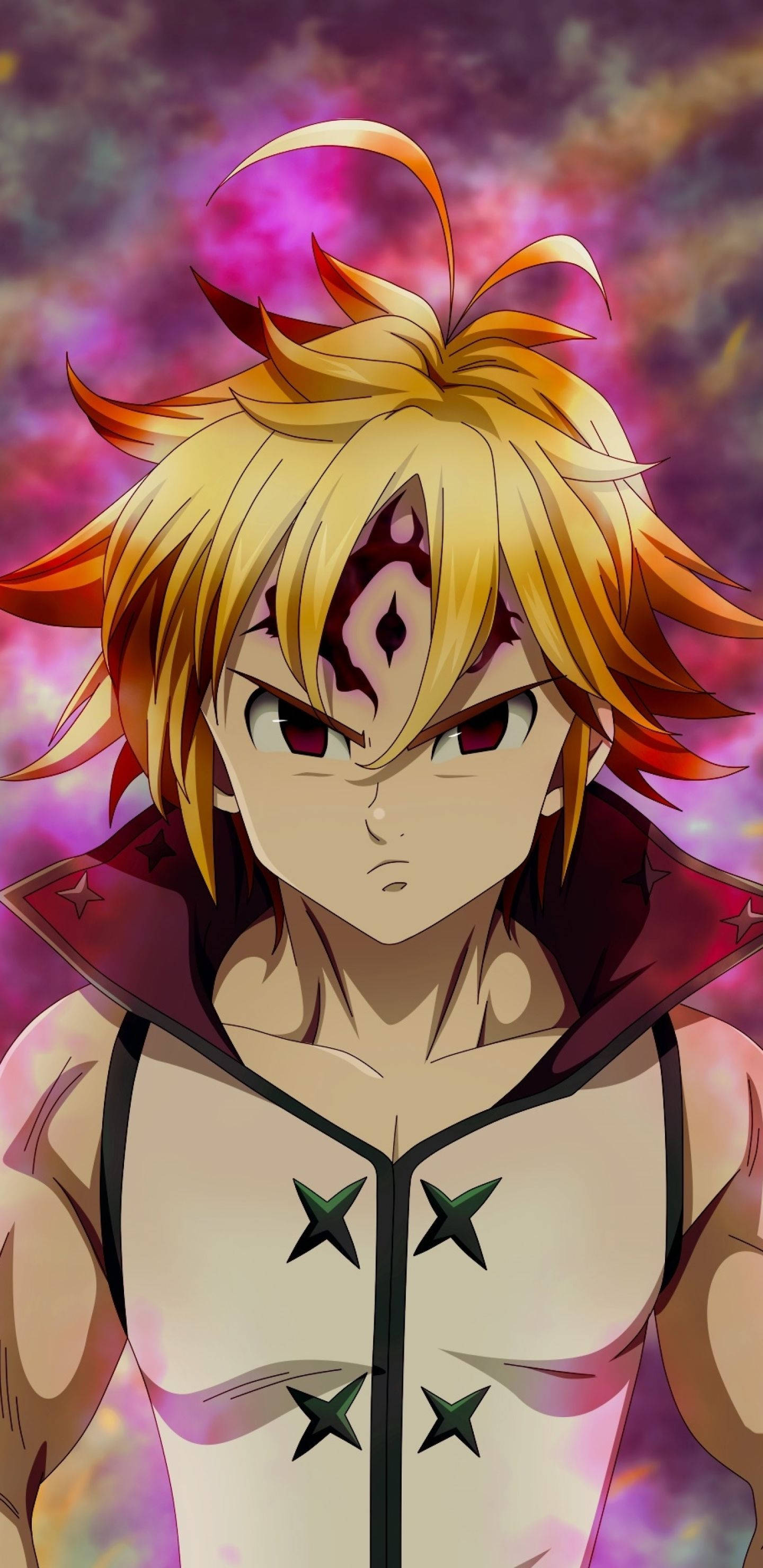 Seven Deadly Sins 桌布 壁紙 — 一個堅定的動漫男孩，有著尖刺金髮和紅色眼睛，在旋轉的紫色和粉紅色宇宙背景前凝視前方。