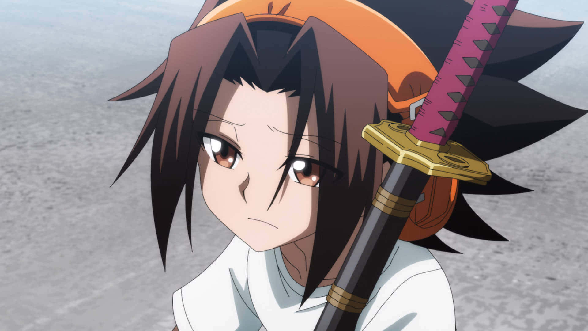 Shaman King 桌布 壁紙 — 一個堅定的動漫男孩，棕色刺蝟頭，戴橙色頭帶，手持一把粉紅色劍柄和金色護手的劍。