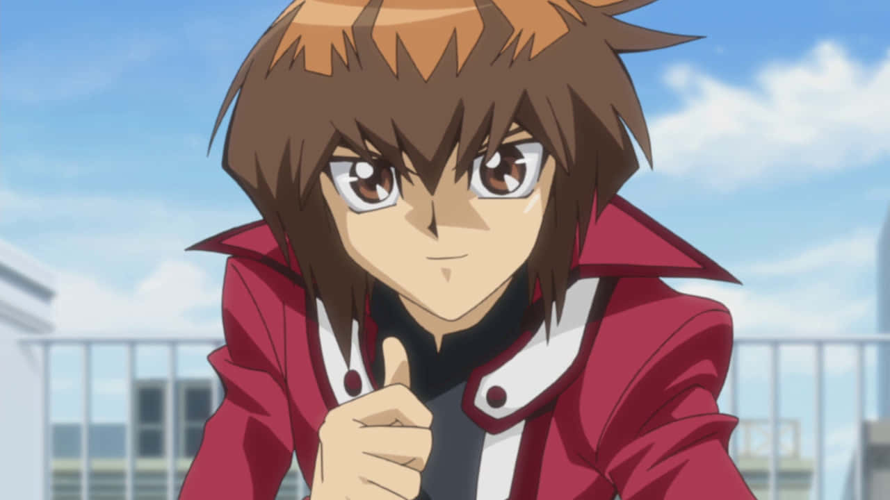 Jaden Yuki 桌布 壁紙 — 一個堅定的動漫男孩，棕色頭髮，穿著紅色外套，在明亮的藍天下自信地豎起大拇指。