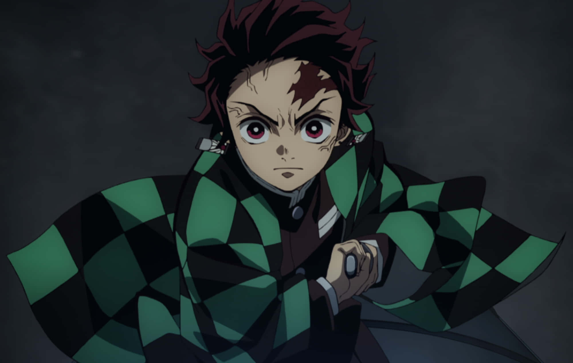 Demon Slayer Fight 桌布 壁紙 — 一個堅定的動漫男孩，紅眼睛，頭髮豎起，穿著綠色和黑色格子和服，背景為深灰色。