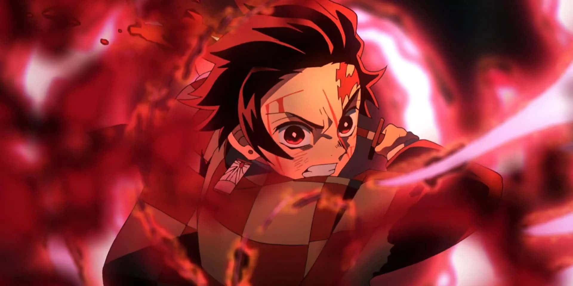 Demon Slayer Season 2 桌布 壁紙 — 一個堅定的動漫男孩，紅頭髮，穿著格子衫，用發光的劍劈開火紅色的能量。