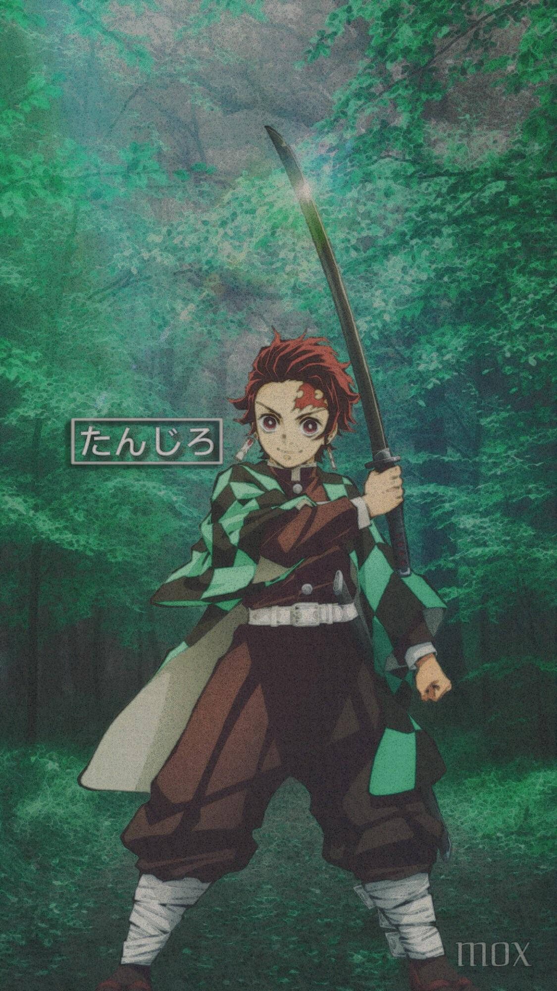 炭治郎 桌布 壁紙 — 一個堅定的動漫男孩，紅髮持劍，站在迷霧籠罩的綠色森林中，準備戰鬥。