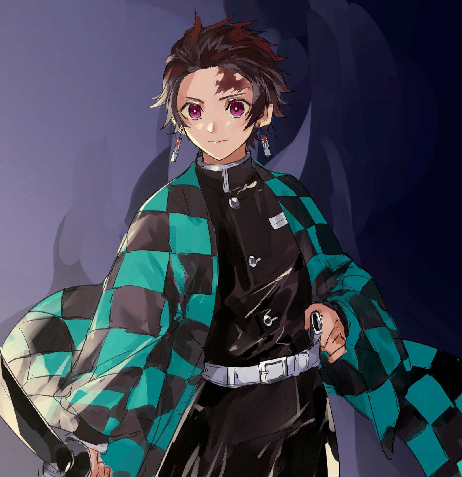 tanjiro pfp 桌布 壁紙 — 一個堅定的動漫男孩，紫色眼睛，棕色刺蝟頭，身穿深色制服外罩青綠和黑色格紋和服，在陰鬱的紫色背景前手持劍。