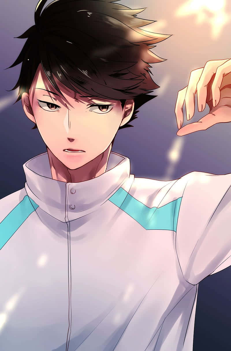 排球少年 桌布 壁紙 — 一個堅定的動漫男孩，黑色刺蝟頭，白色外套上有青綠色點綴，在發光的日落天空下擺姿勢。