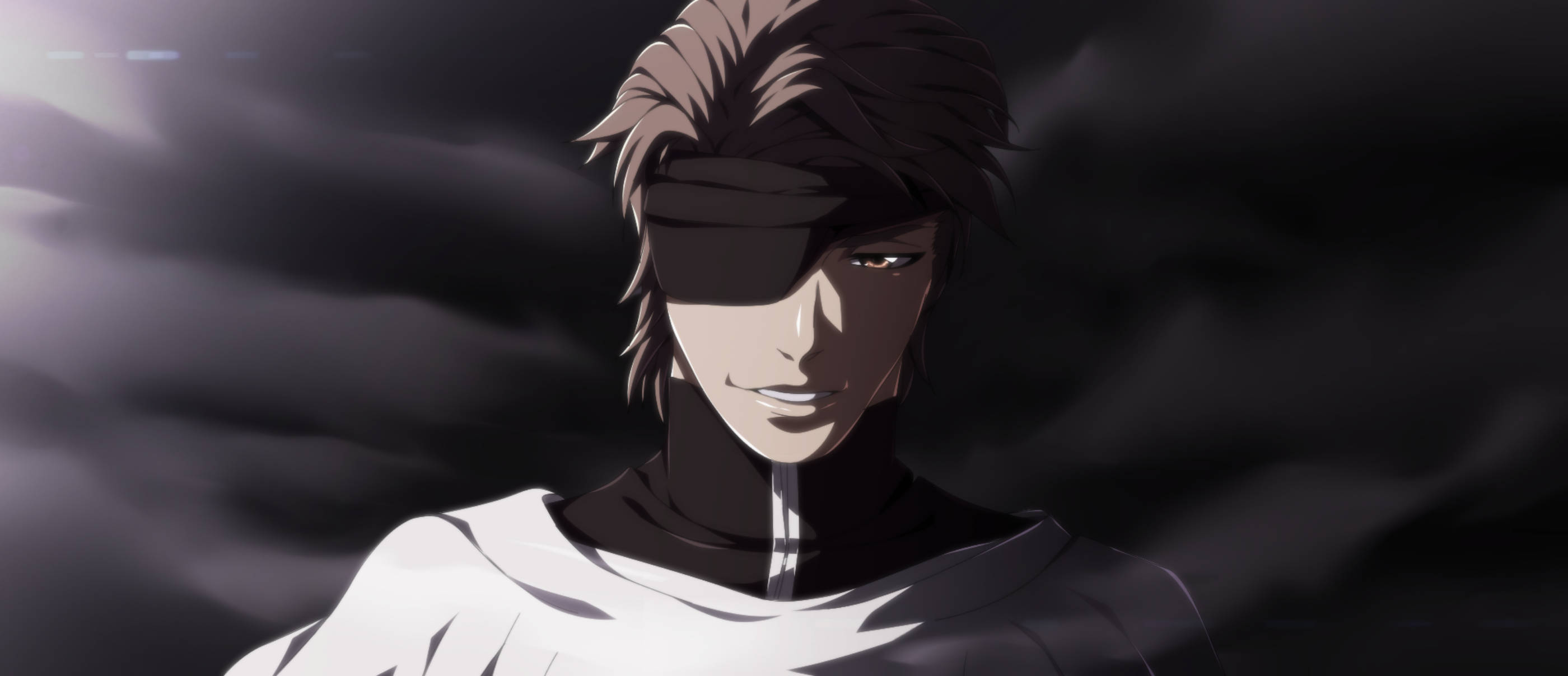 Aizen 桌布 壁紙 — 一個堅定的動漫角色，戴著黑色眼罩和白色服裝，站在黑暗的暴風雨天空下。