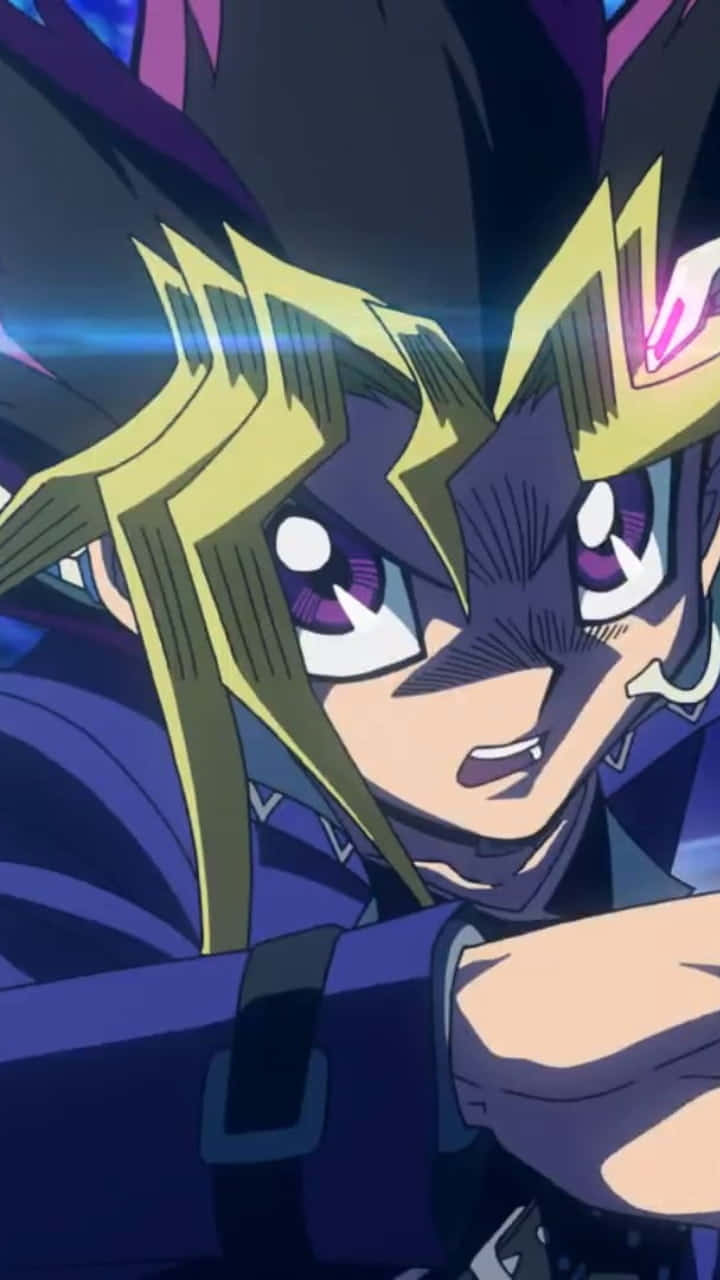 Yugi Muto 桌布 壁紙 — 一個堅定的動漫角色，擁有尖刺金髮和紫色眼睛，在深藍色背景上散發著光芒的效果中凝視著。