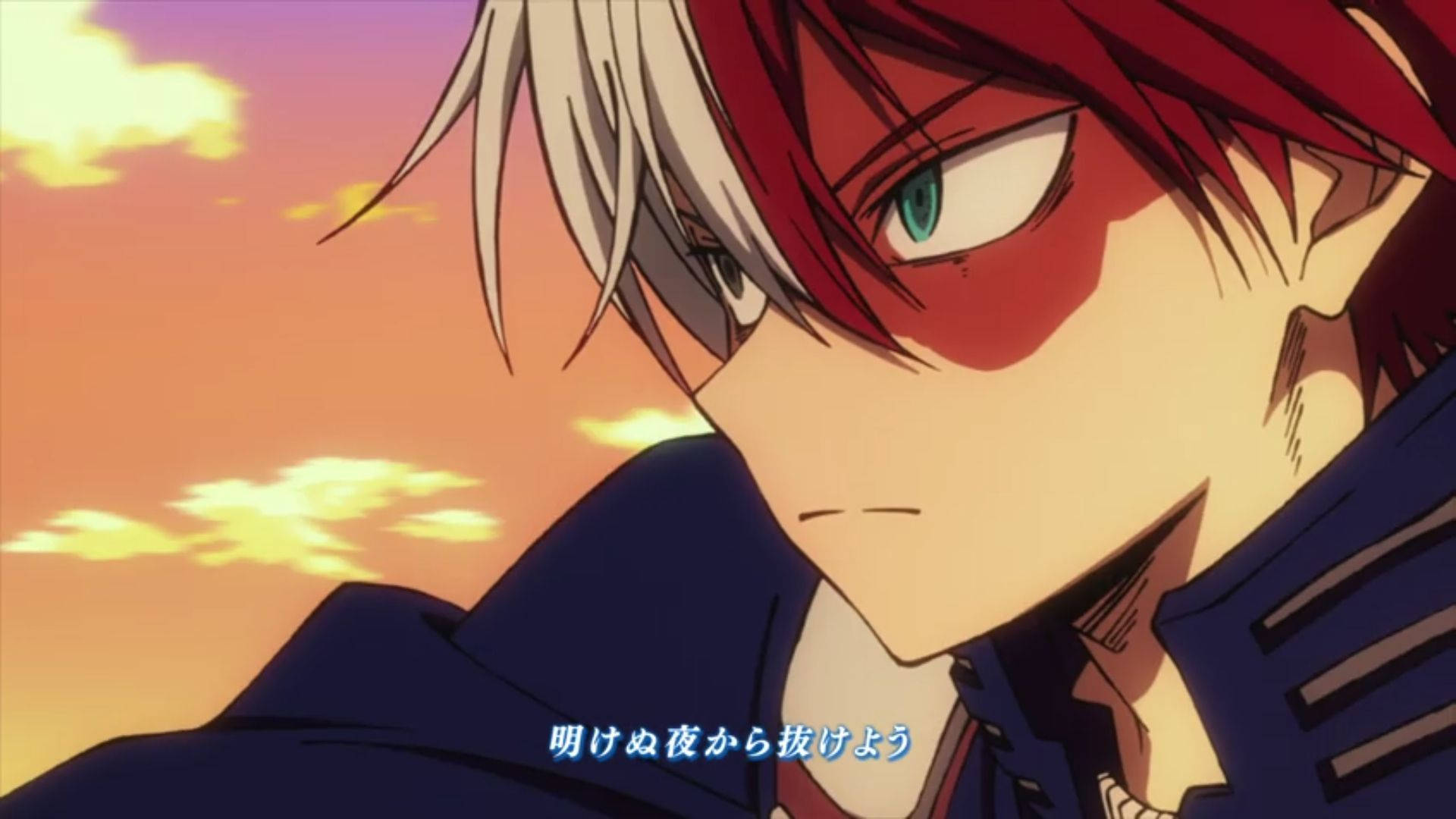 Todoroki Aesthetic 桌布 壁紙 — 一個堅定的動漫角色，擁有紅白頭髮和綠色眼睛，在溫暖的日落天空下強烈凝視。