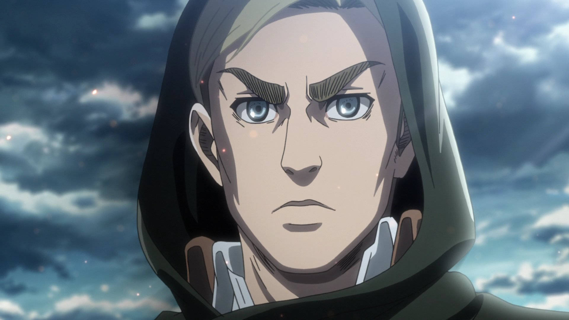 Erwin 桌布 壁紙 — 一個堅定的動漫角色，藍色眼睛，身穿連帽斗篷，在暴風雨的天空下強烈凝視。