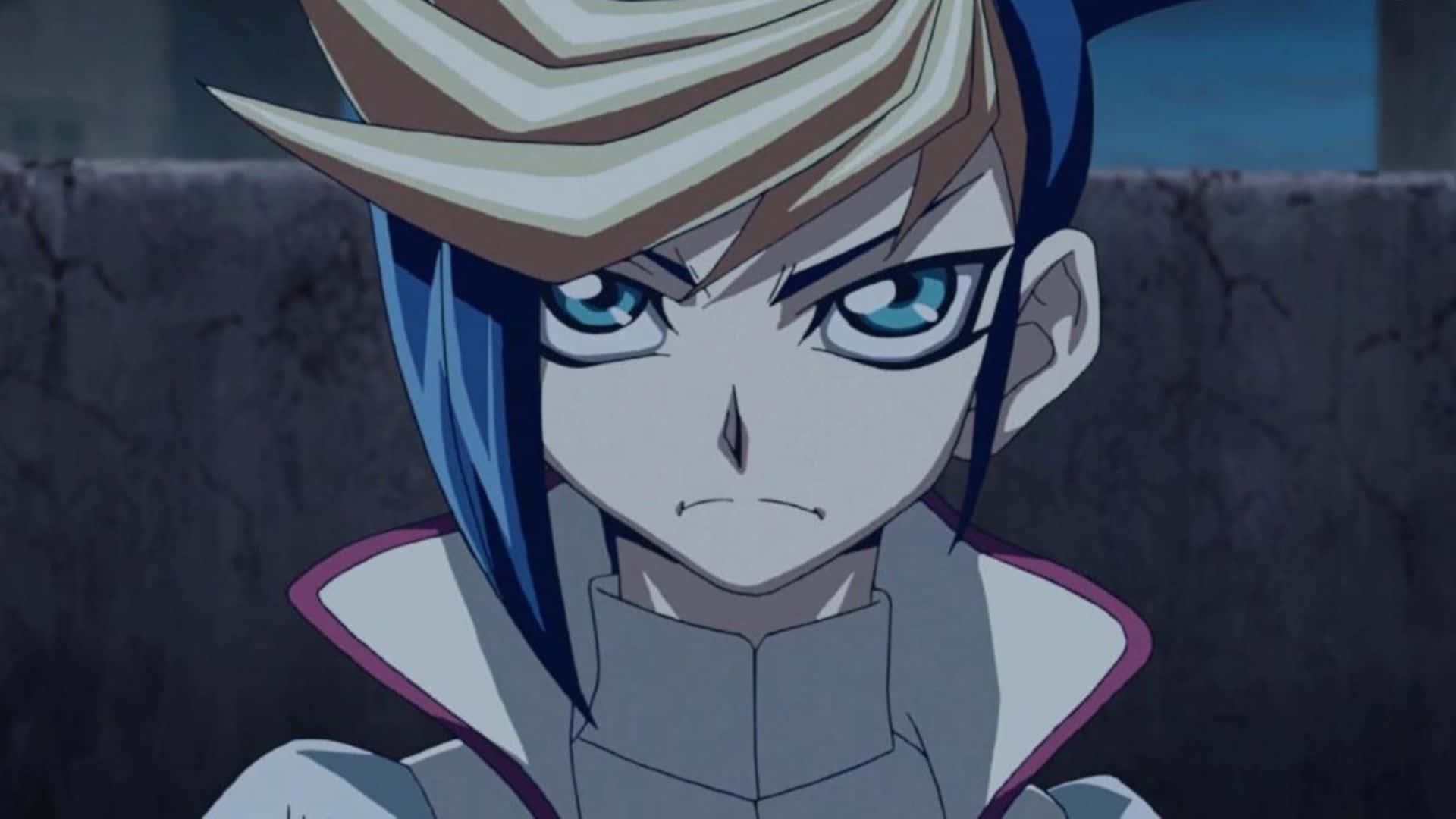 Yu-gi-oh Yugo 桌布 壁紙 — 一個堅定的動漫角色，藍色頭髮和條紋帽子，對著裂開的石牆強烈凝視。