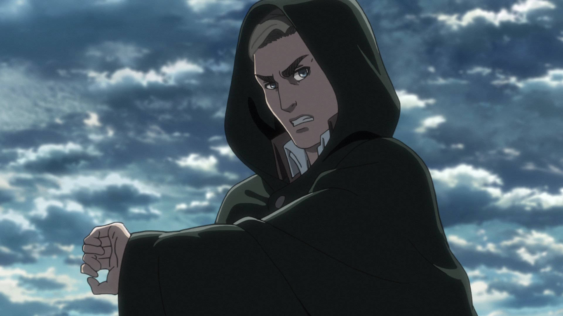 Erwin 桌布 壁紙 — 一個堅定的動漫角色，身穿深色連帽斗篷，握緊拳頭，站在戲劇性的多雲天空前。