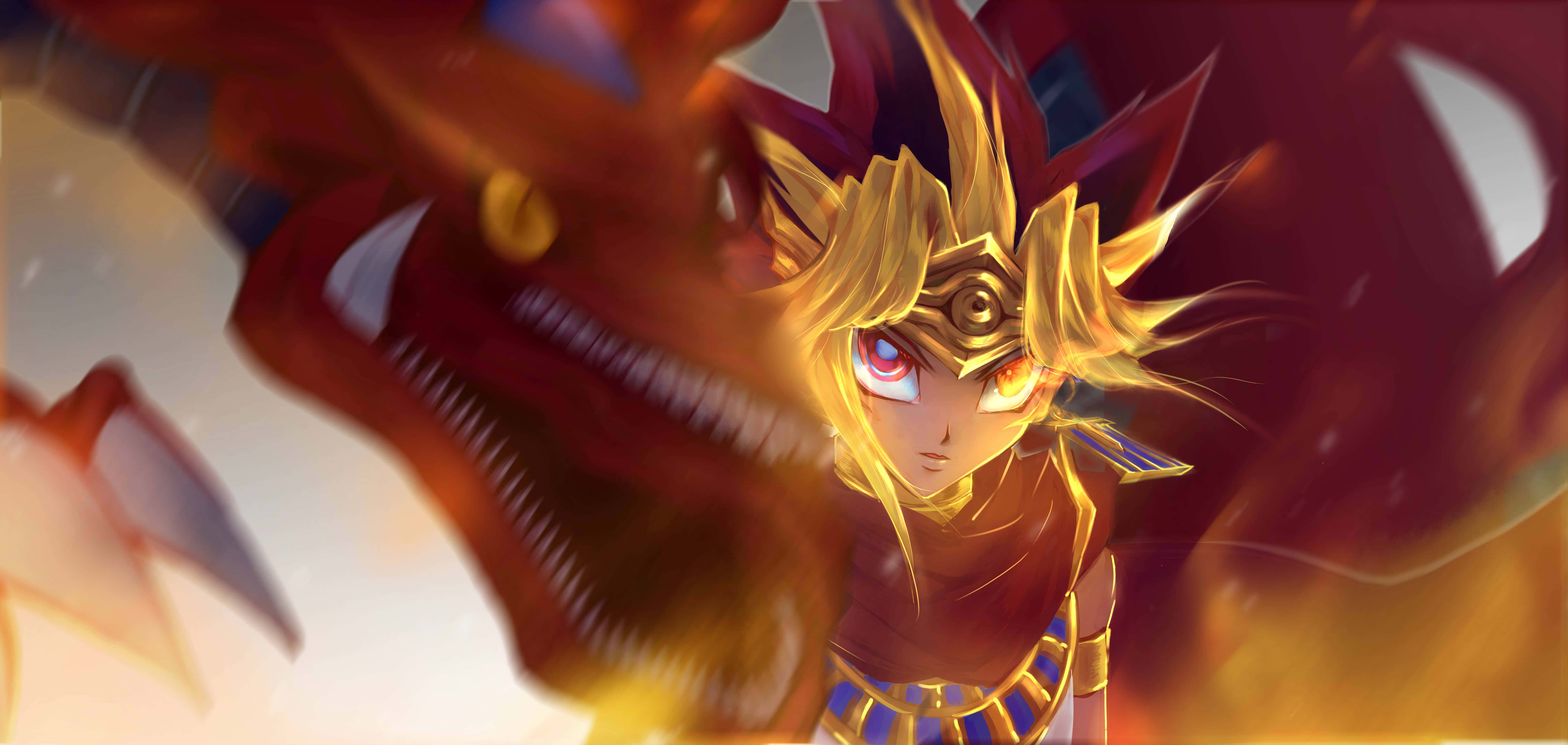 Yugi Muto 桌布 壁紙 — 一個堅定的動漫角色，金髮紅眼，站在一頭咆哮的紅龍面前，身處熾熱的戰鬥場景中。